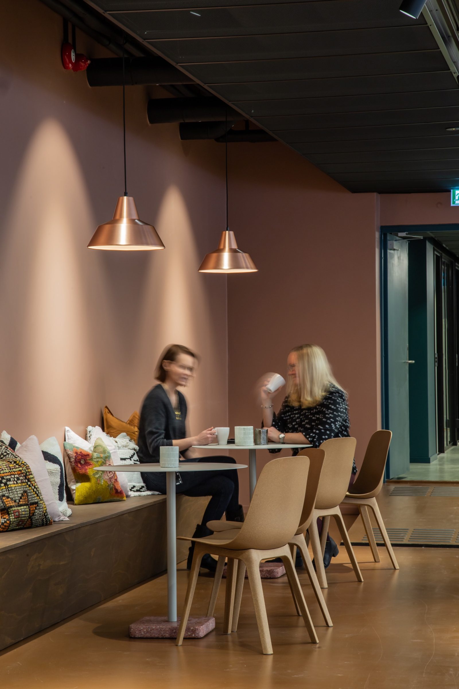 Kvinner som drikker kaffe i et designstudio
