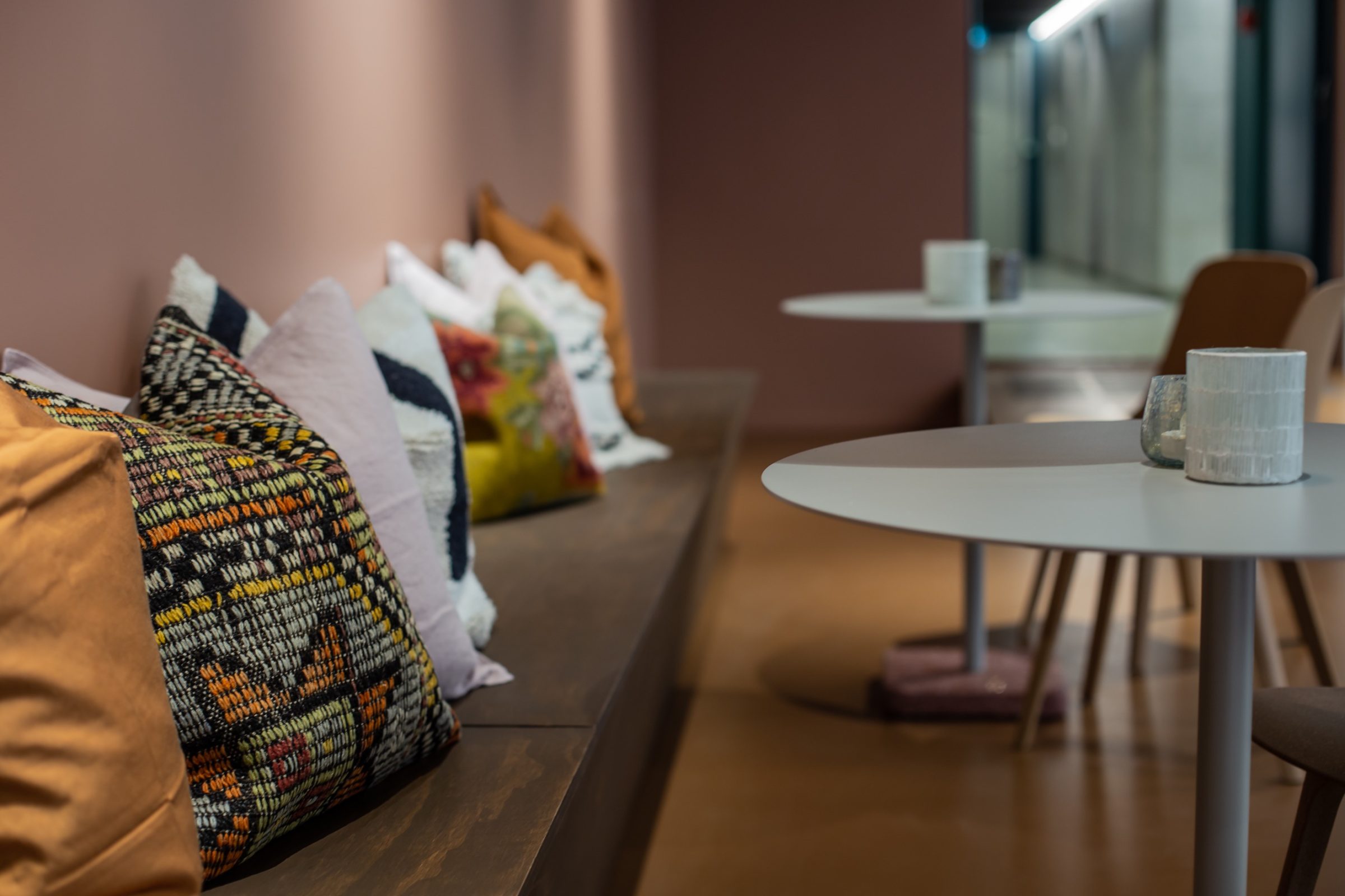 Moderne møbeldesign med fasjonable puter