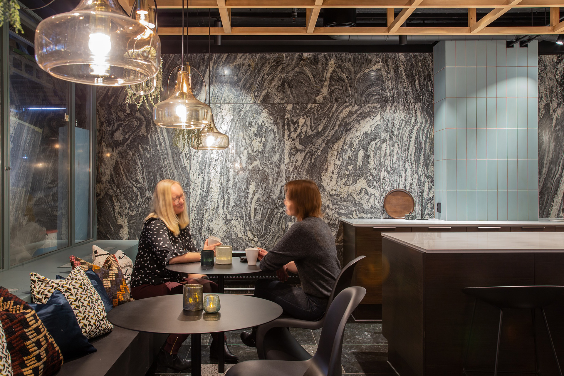 Kvinner som drikker kaffe sammen i kafé