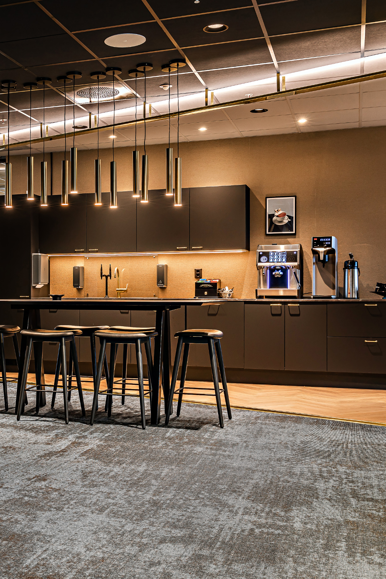 Moderne kontor kjøkken med stol og kaffemaskin