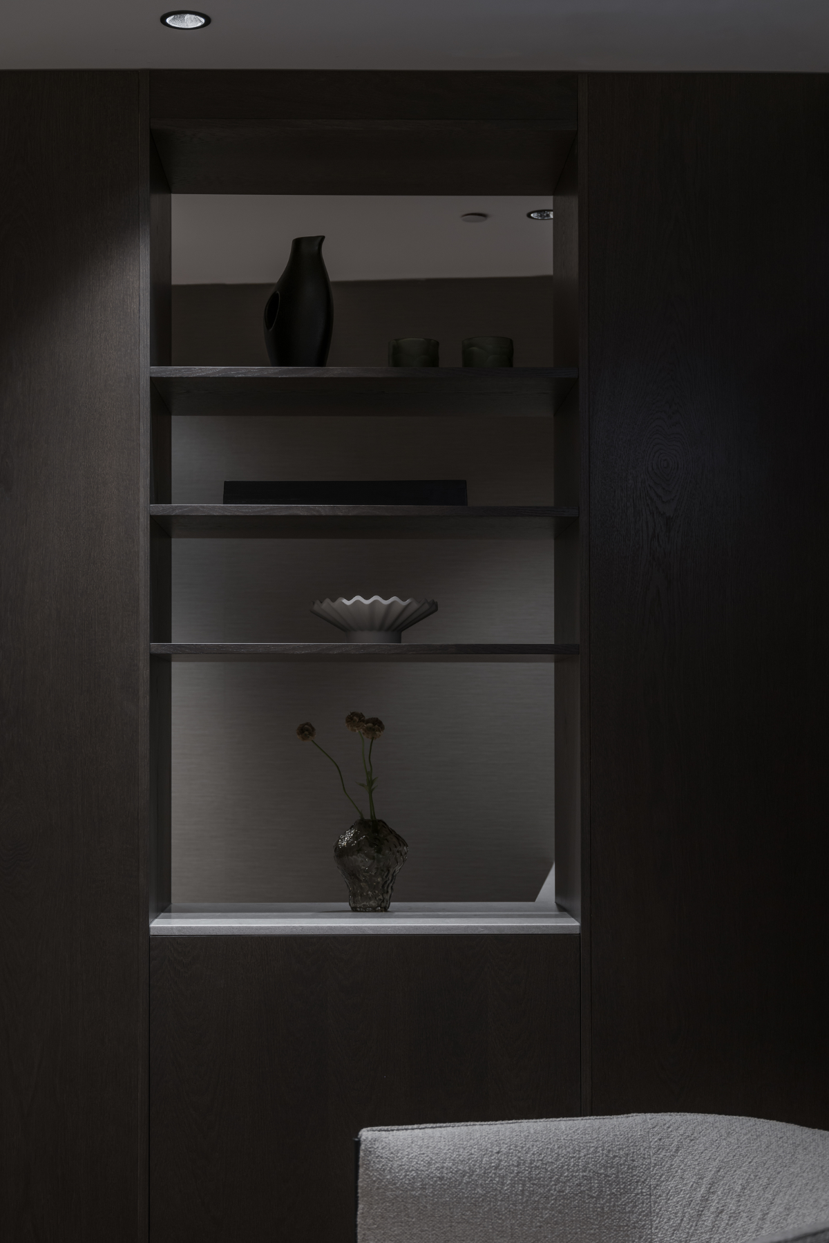 Minimalist hylle med dekorative gjenstander