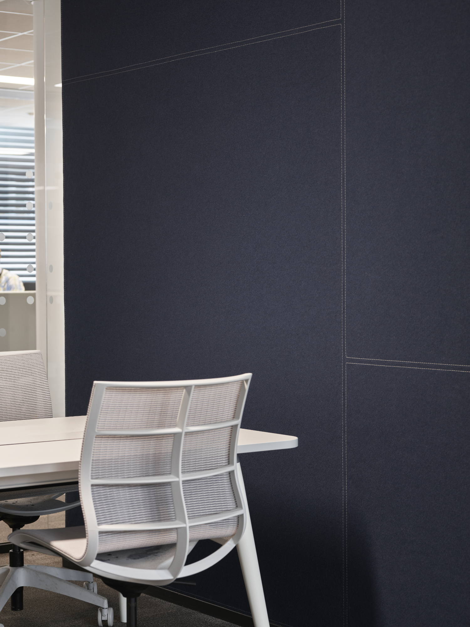 Design av kontorrom med møbel og skrivebord