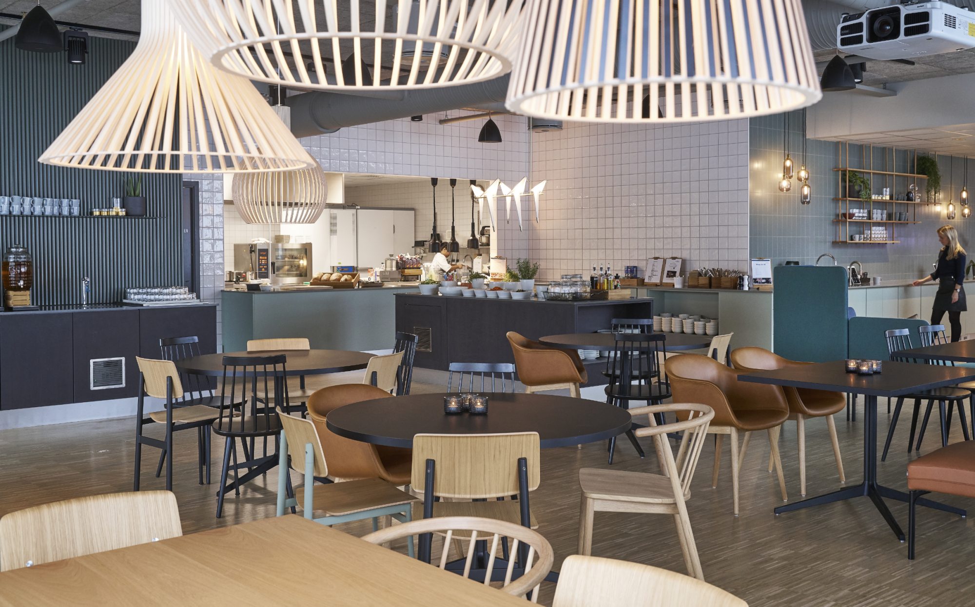 Moderne kafé med hvite lampeskjermer