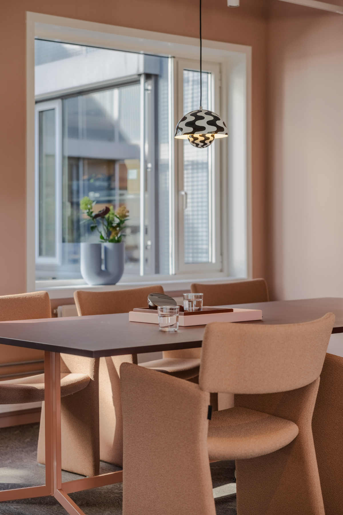 Moderne spisestue med beige stole og lyse farger
