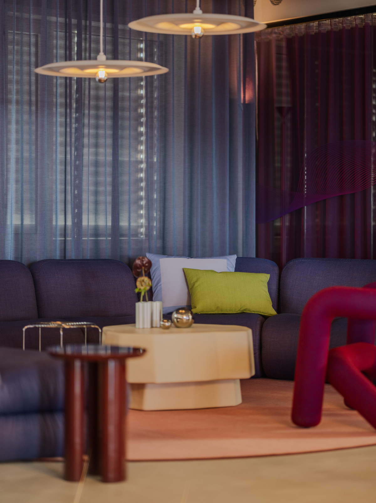 Moderne stue med sofa og fargerikt interiør