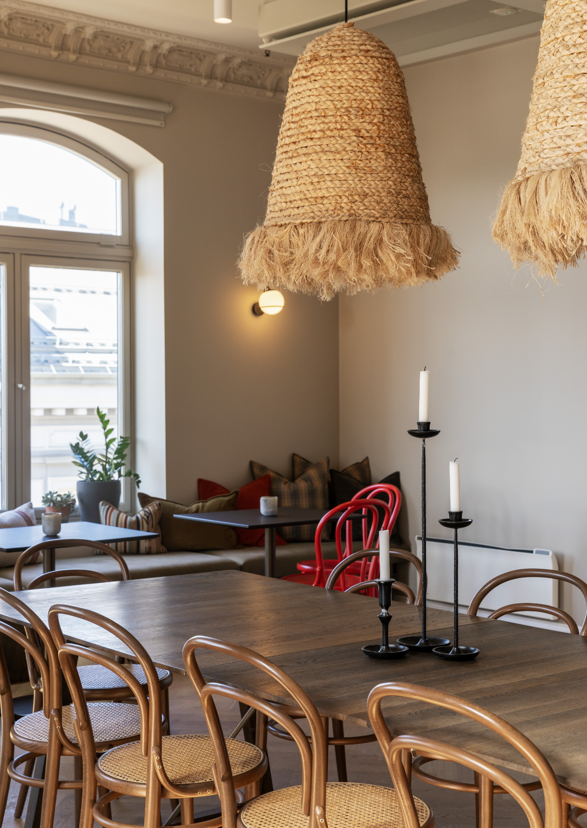 Moderne spisestue med stor vindu