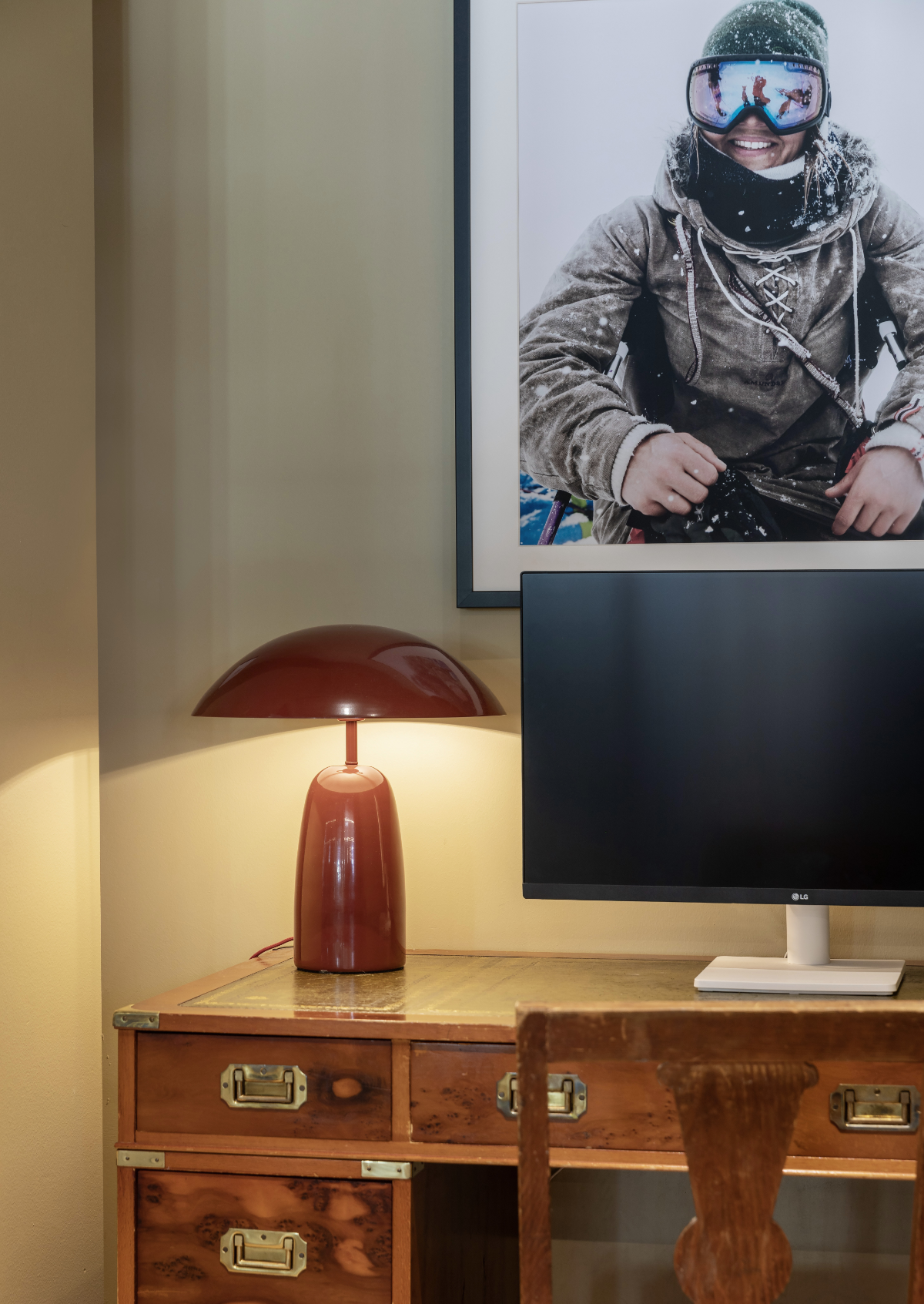 Datamaskin og lampe på skrivebord