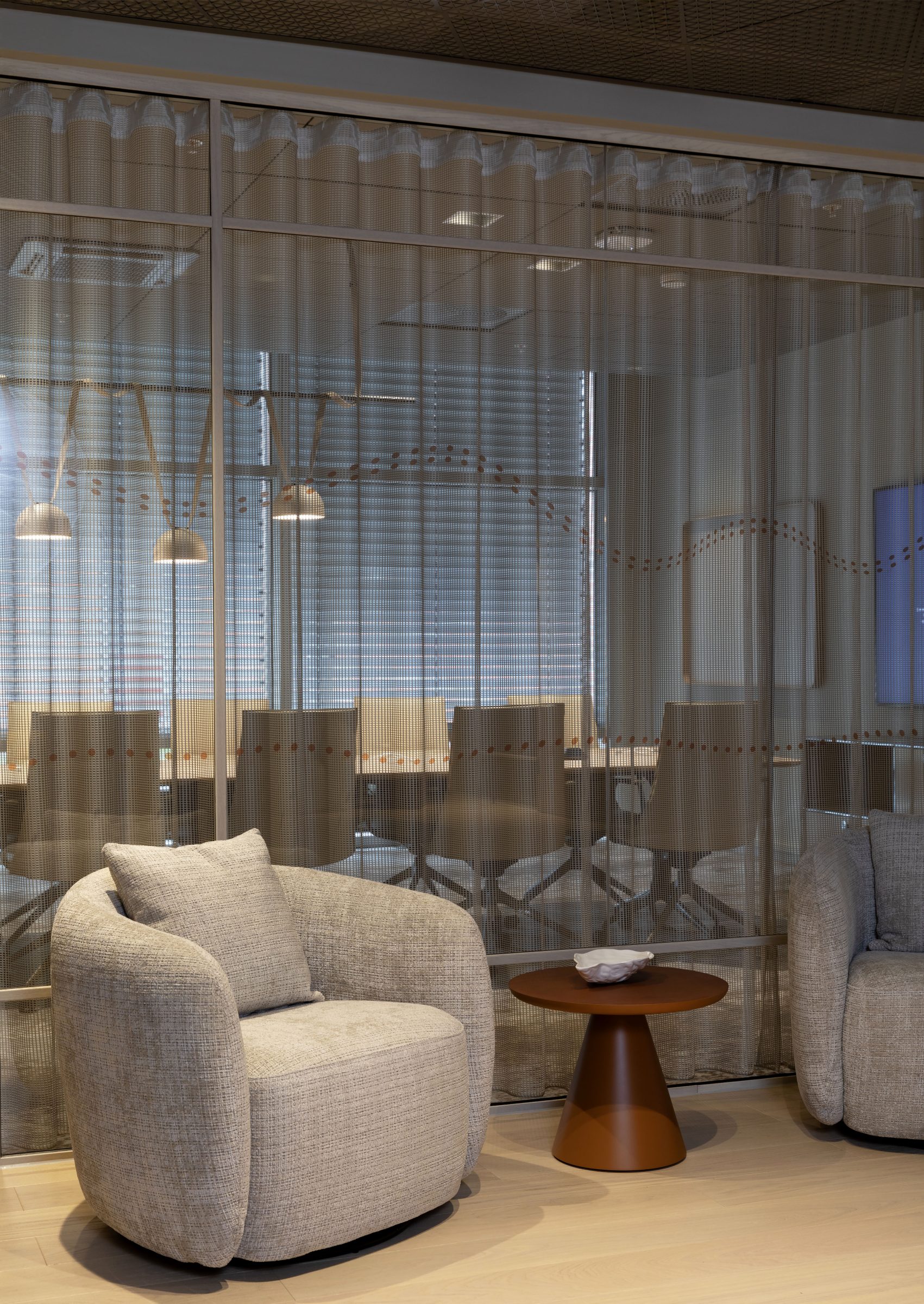 Rundt møbel og små bord i moderne innredning