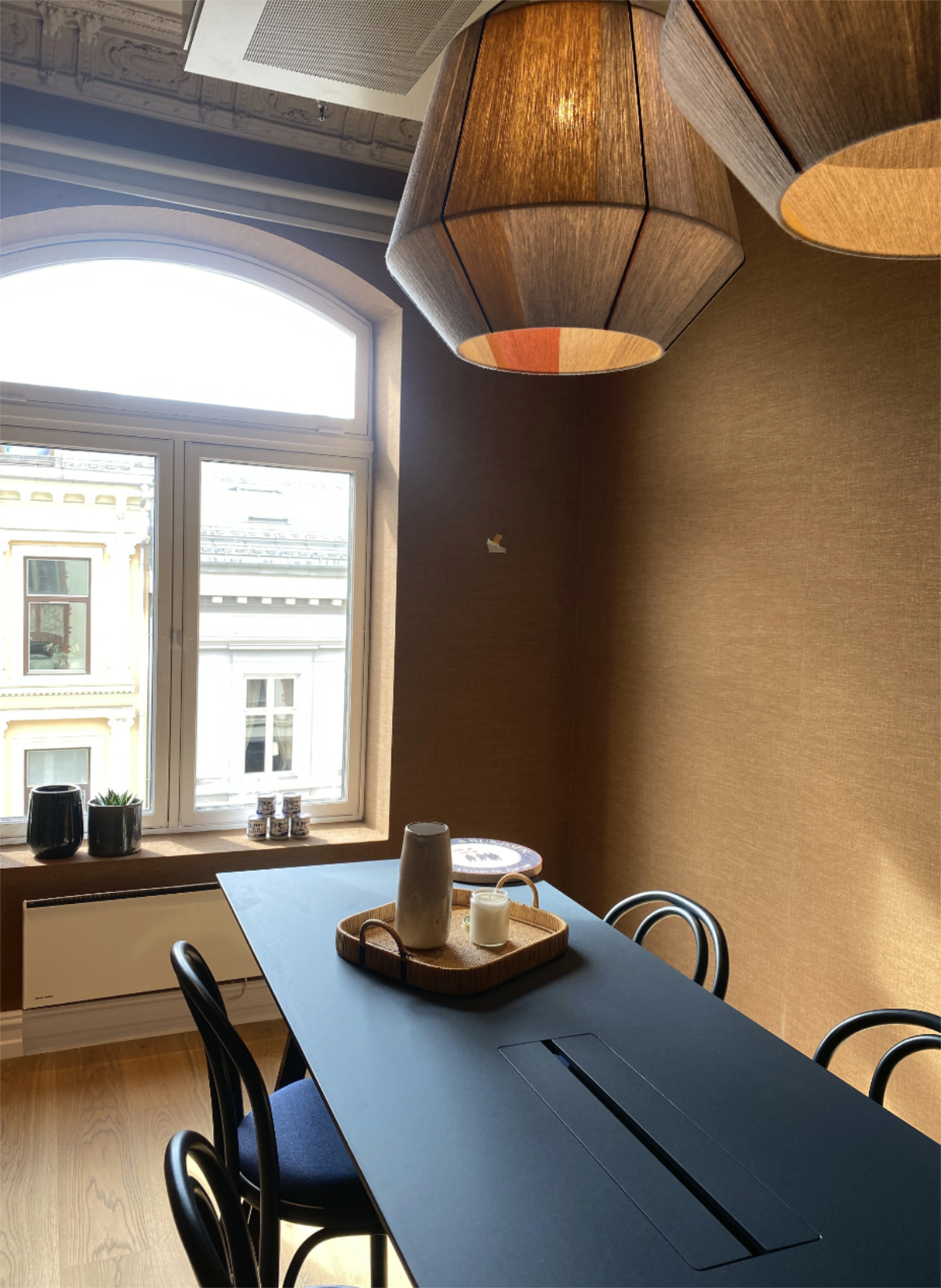 Moderne spisestue med mørk bord og lamper