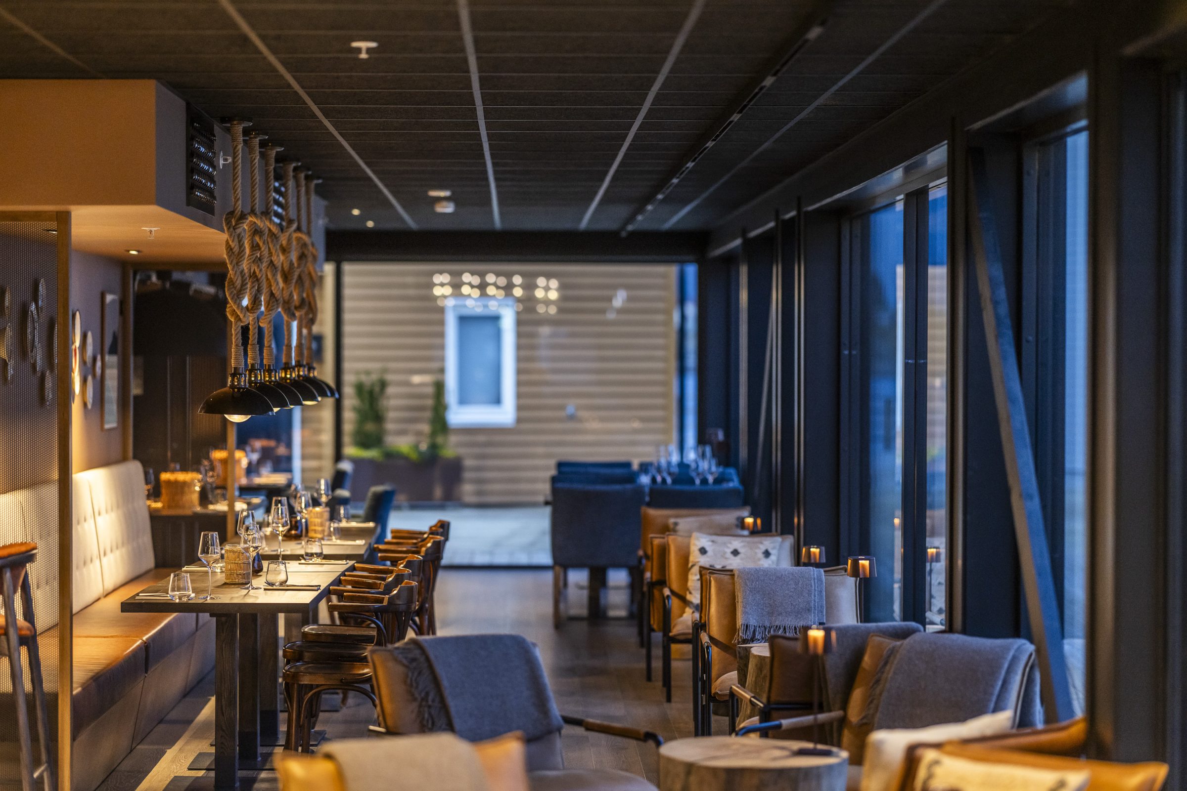 Restaurante med moderne interiør og utsikt