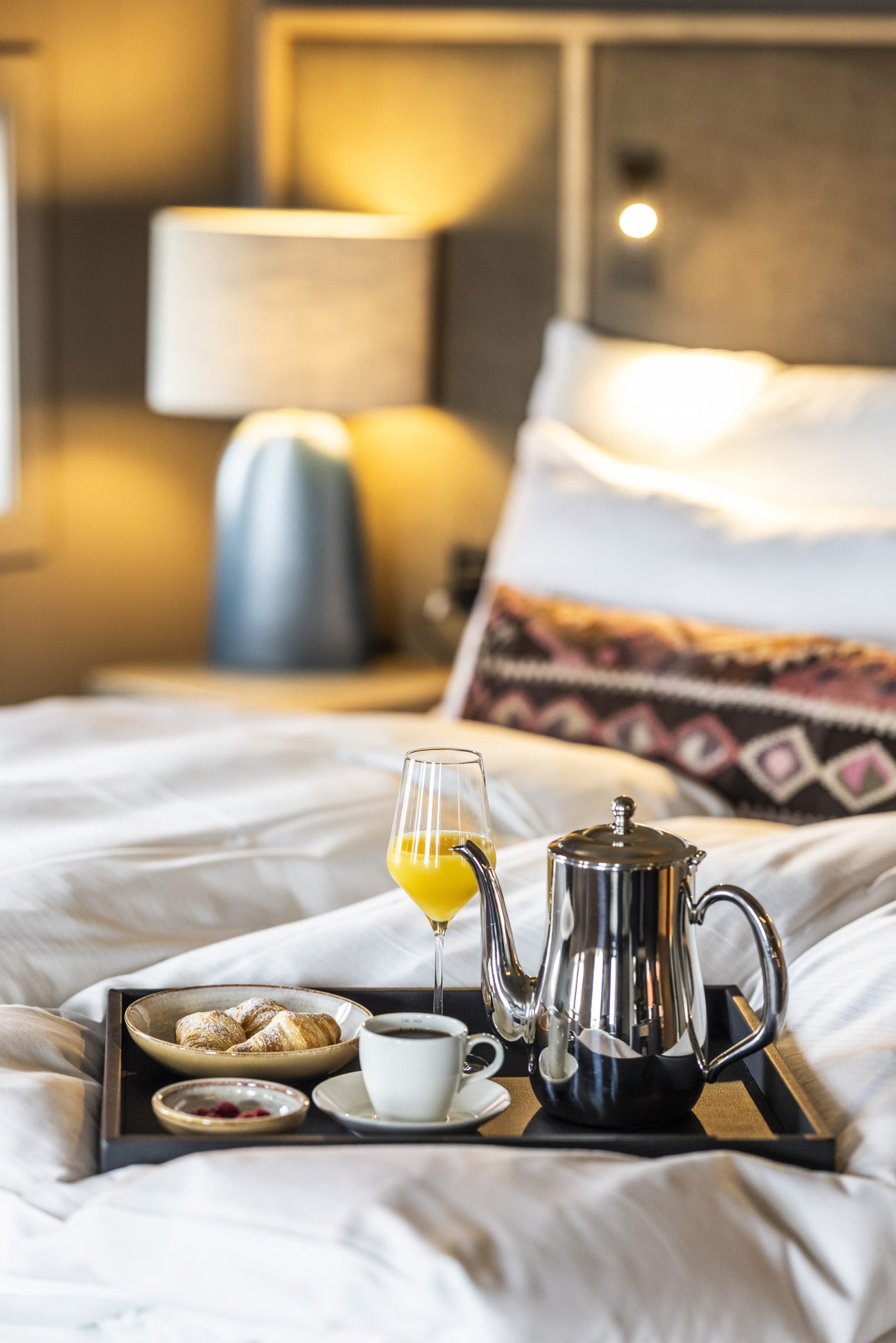 Frokost i senga med kaffe og appelsinjuice