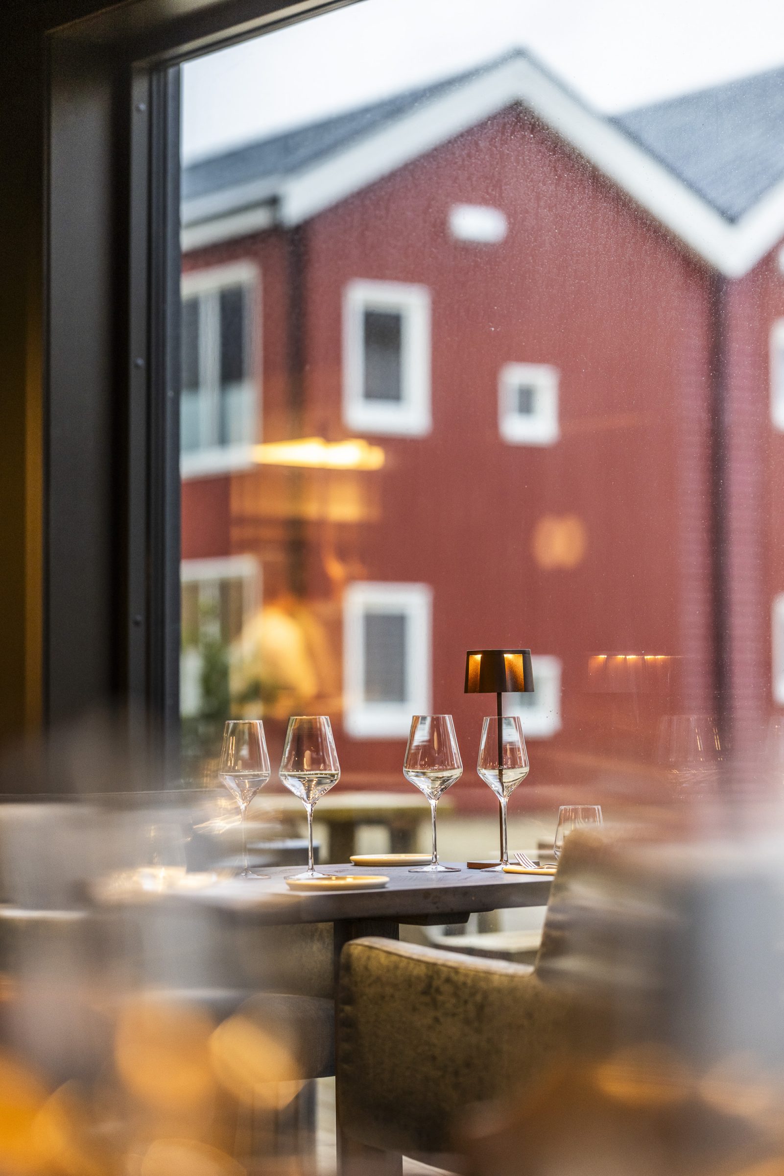 Restaurante med utsikt til rød bygning