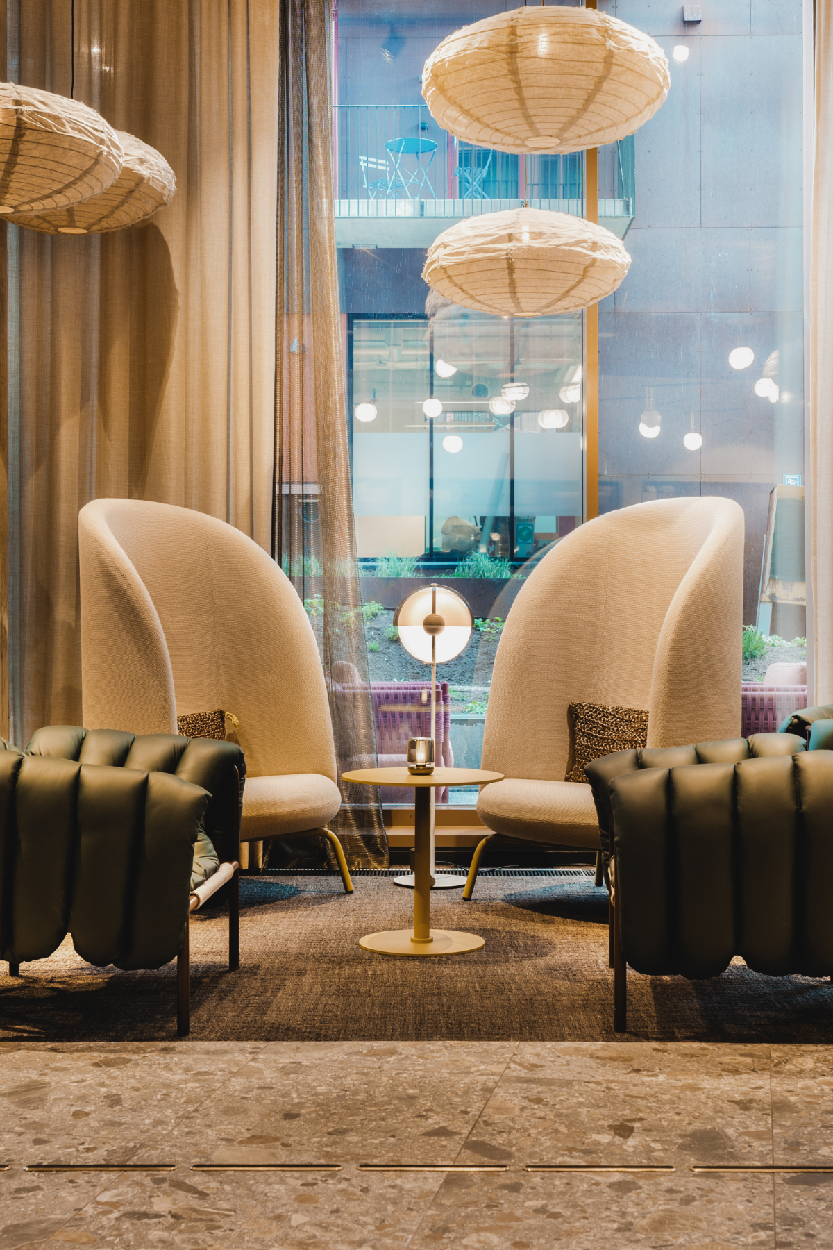 Lounge med komfortable stoler og lamper