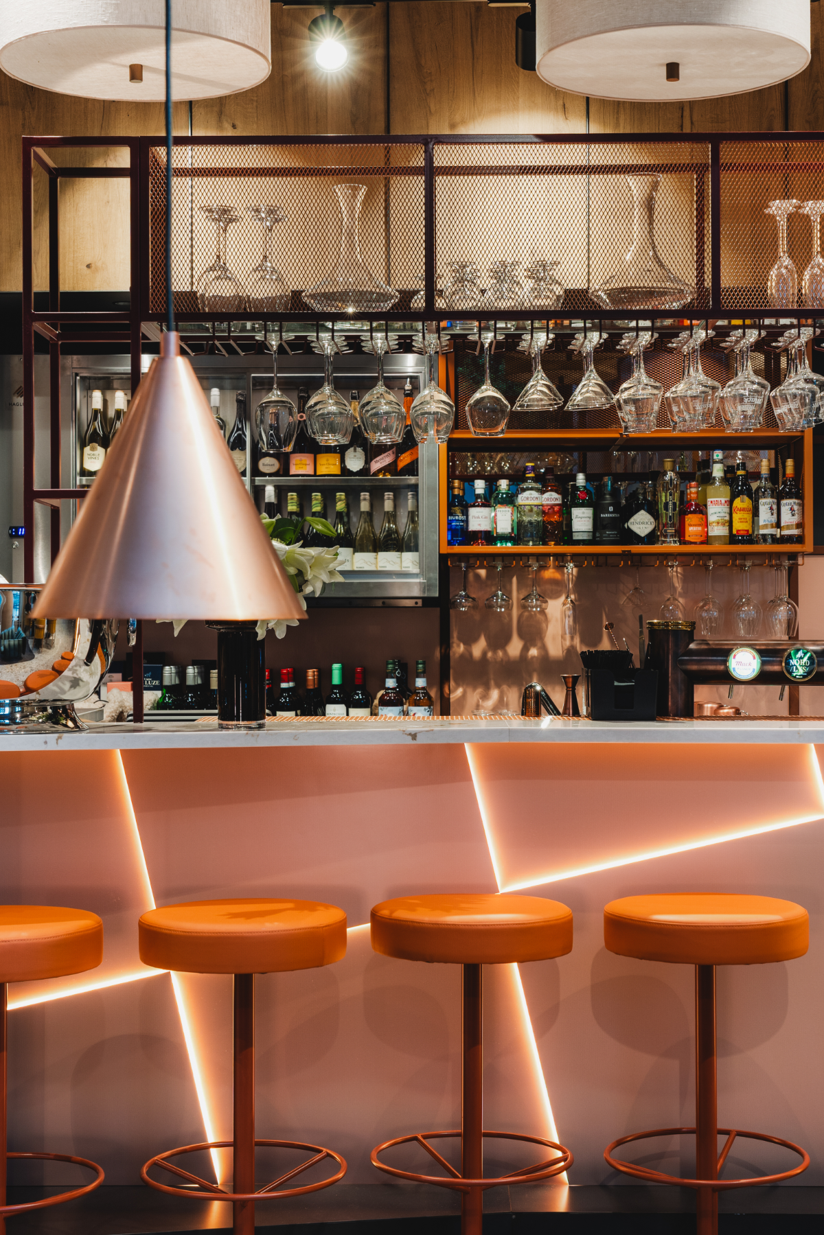 Lys og fargerike bar med lyse farger