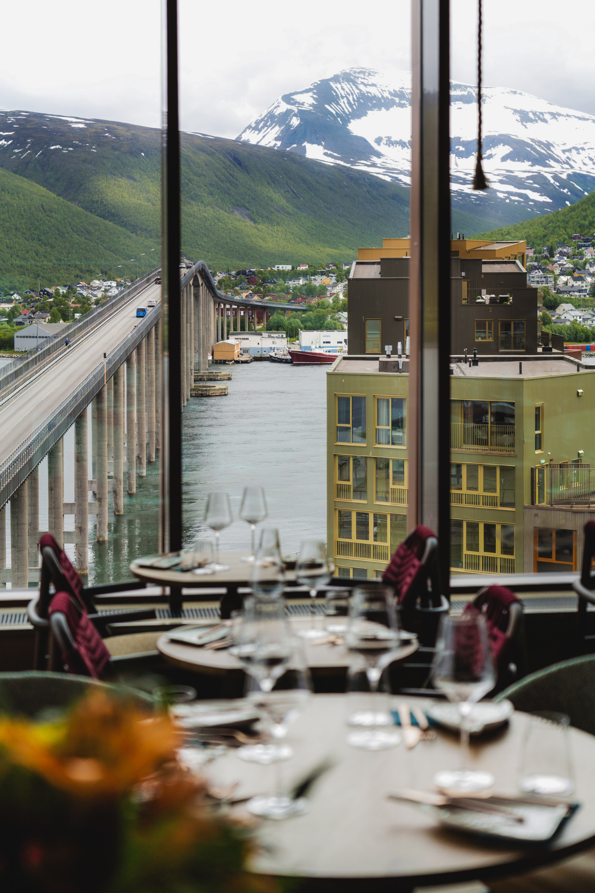 Restaurant med utsikt over fjord og bro