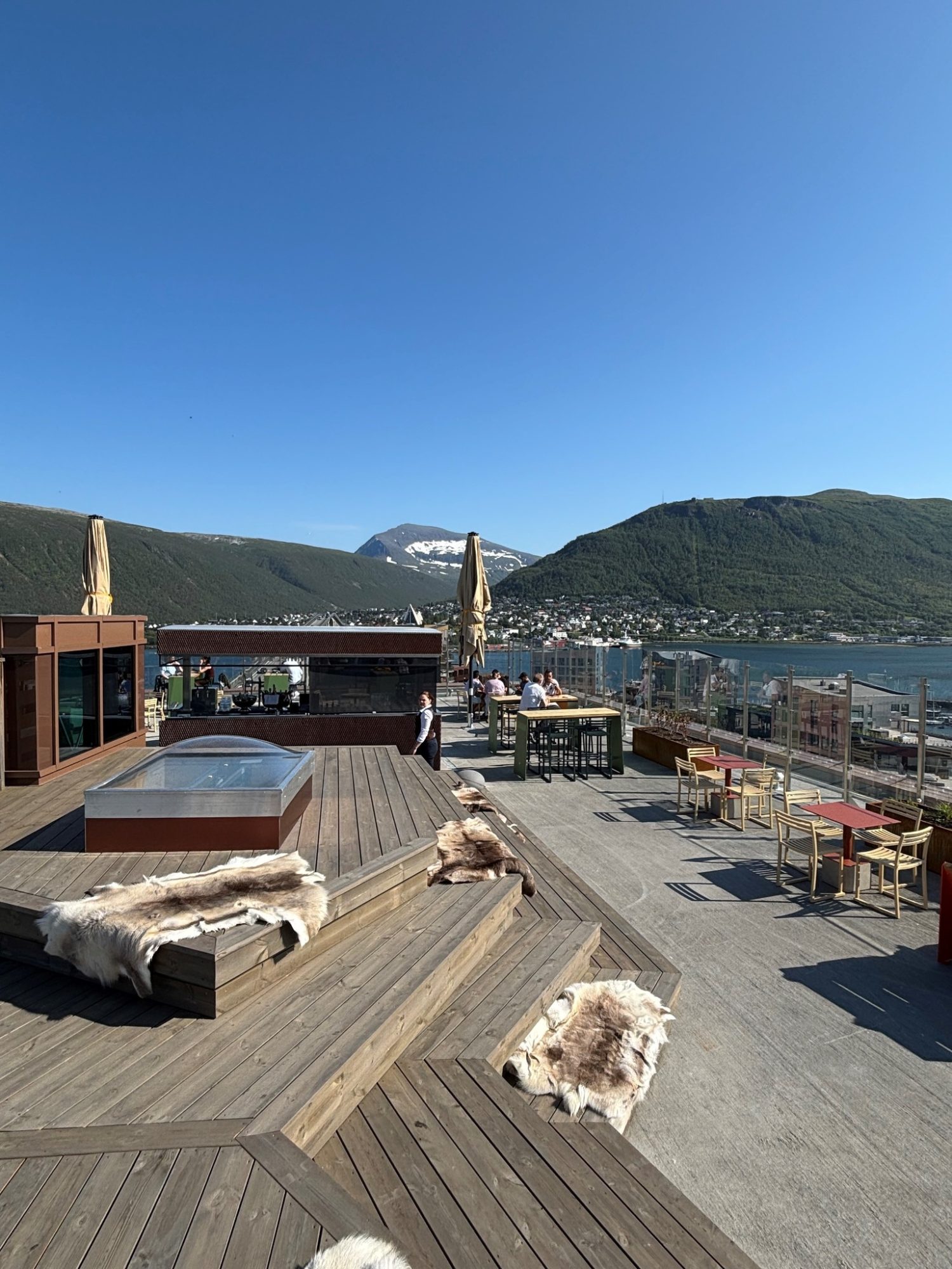 Utsikt over fjord og fjell fra takterrassen