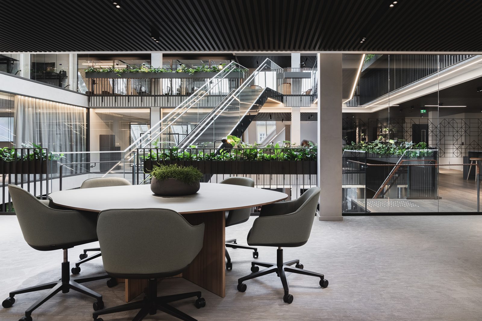Moderne kontor med møterom og plantebokser