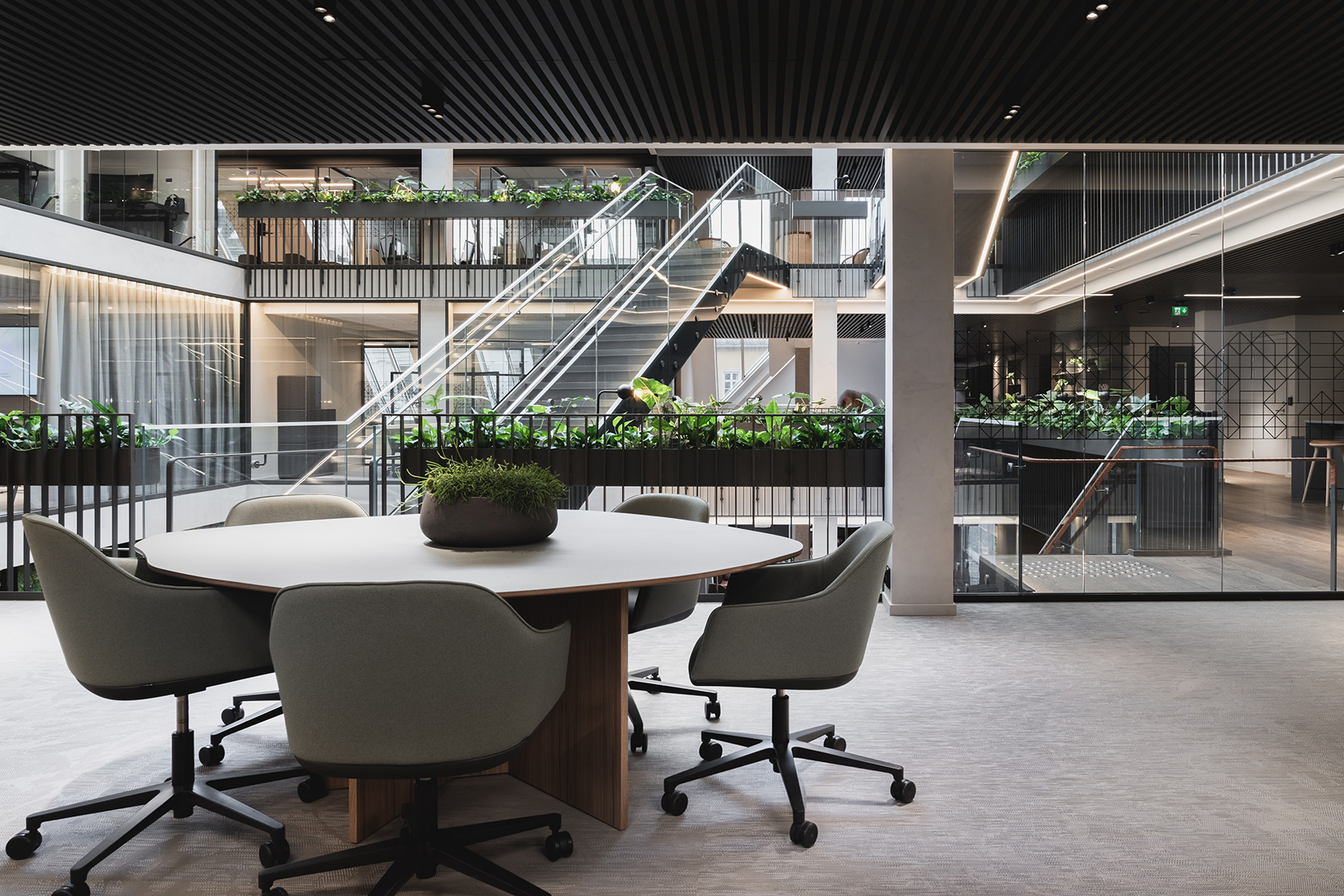 Moderne kontor med møterom og plantebokser