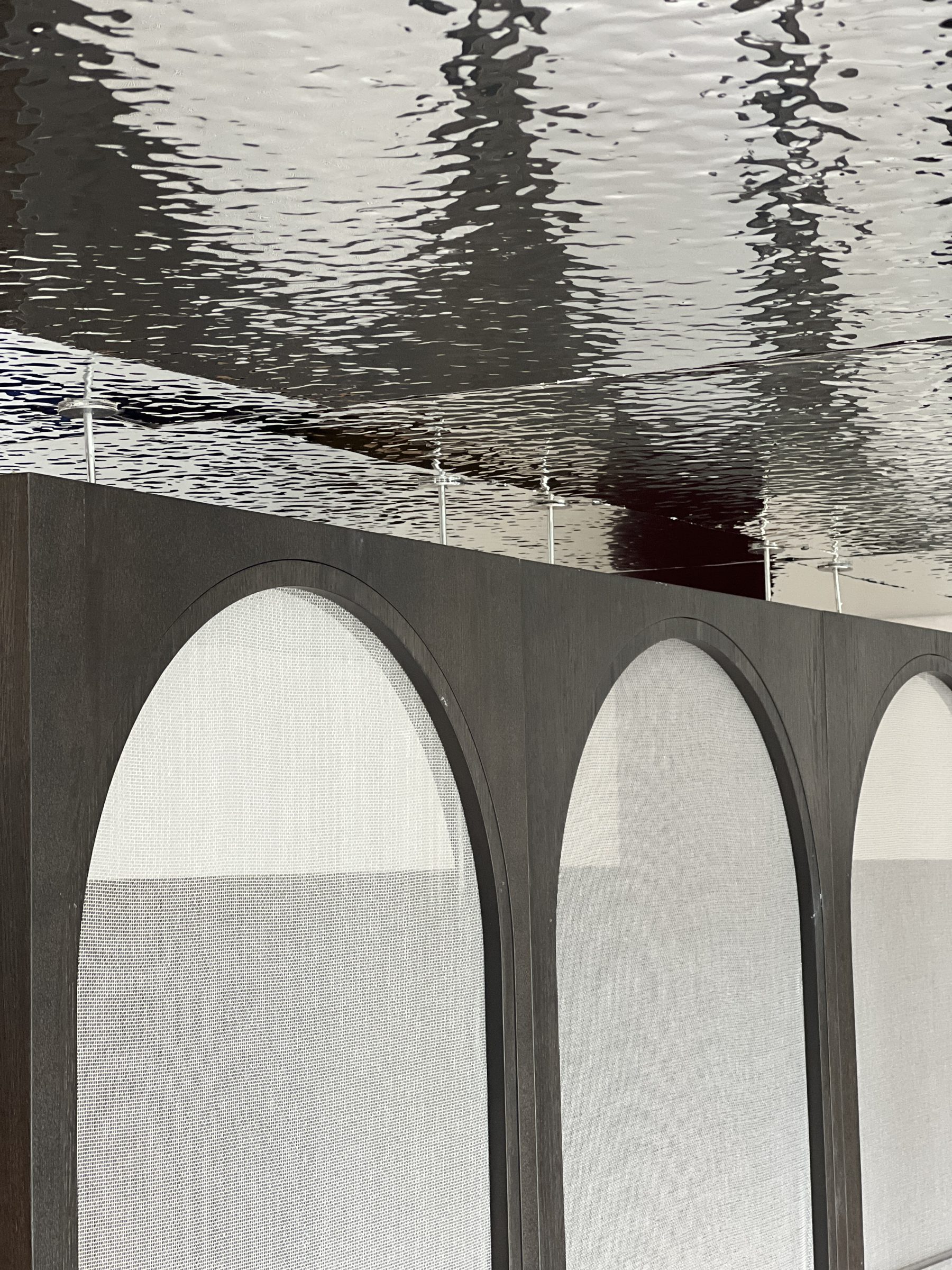 Refleksjoner over vann og arkitektur