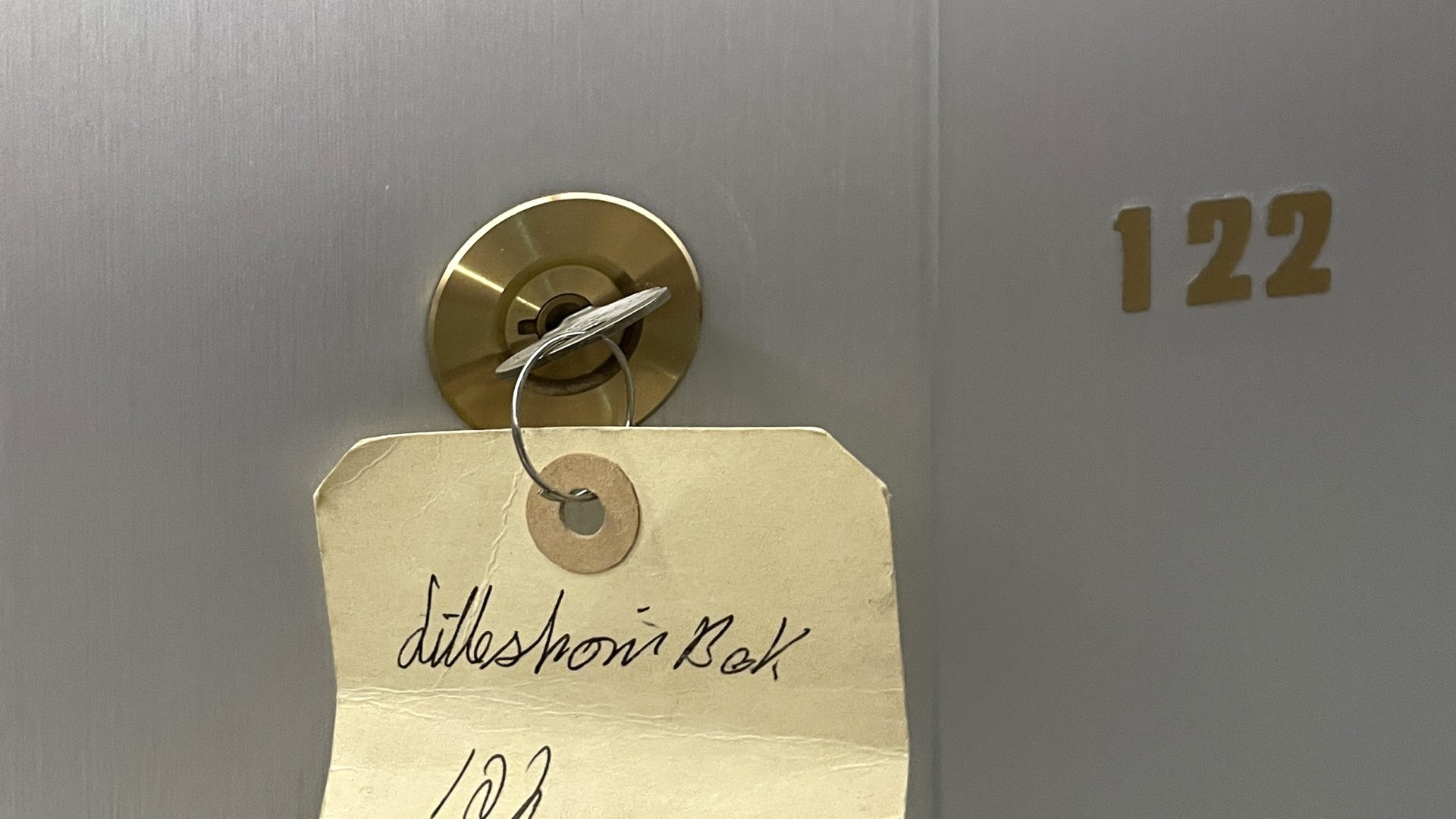 Låst postboks med etikett