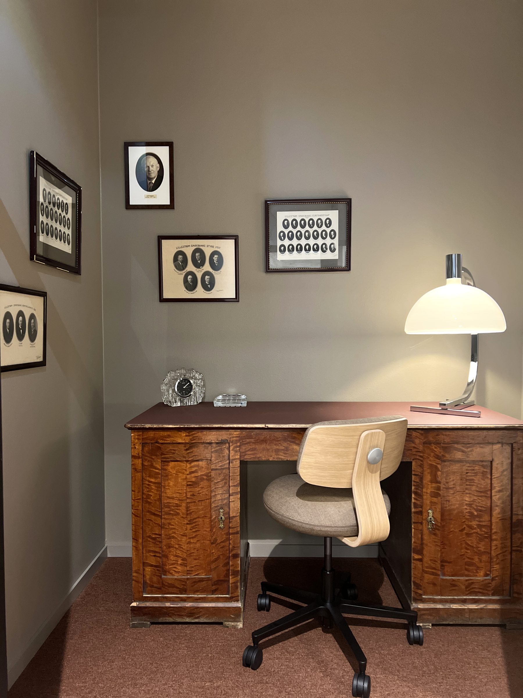 Retro arbeidsrom med skrivebord og stol