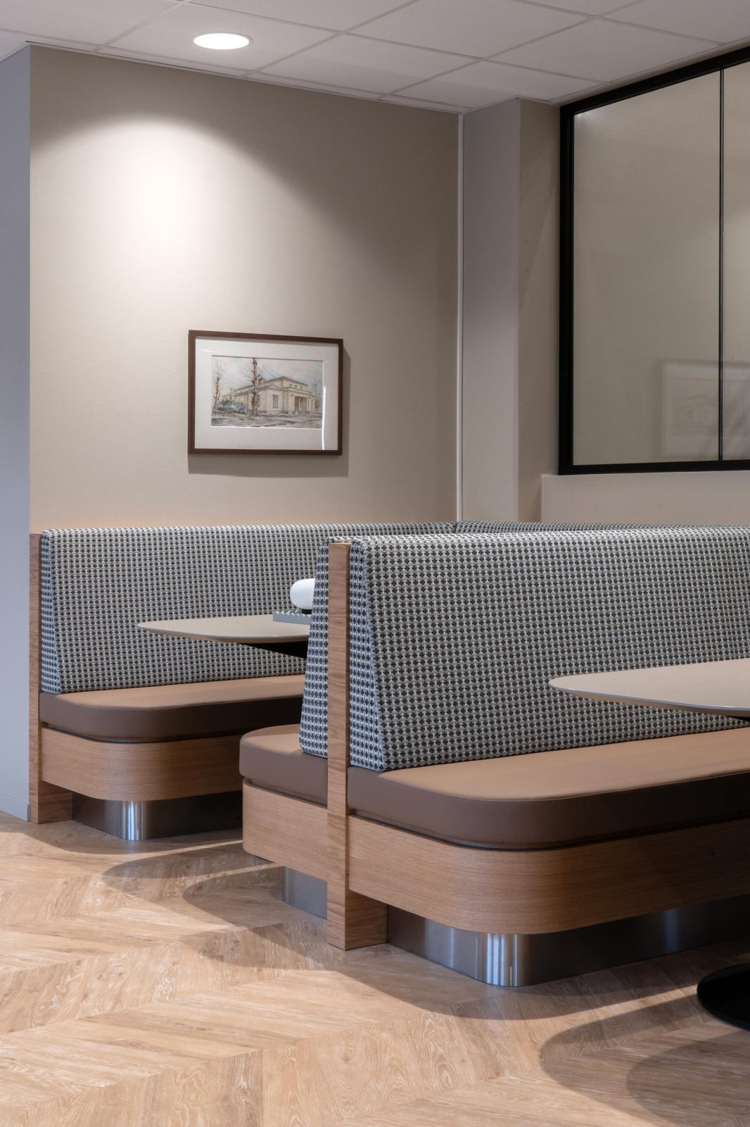 Restaurante med komfortable boder og kunst