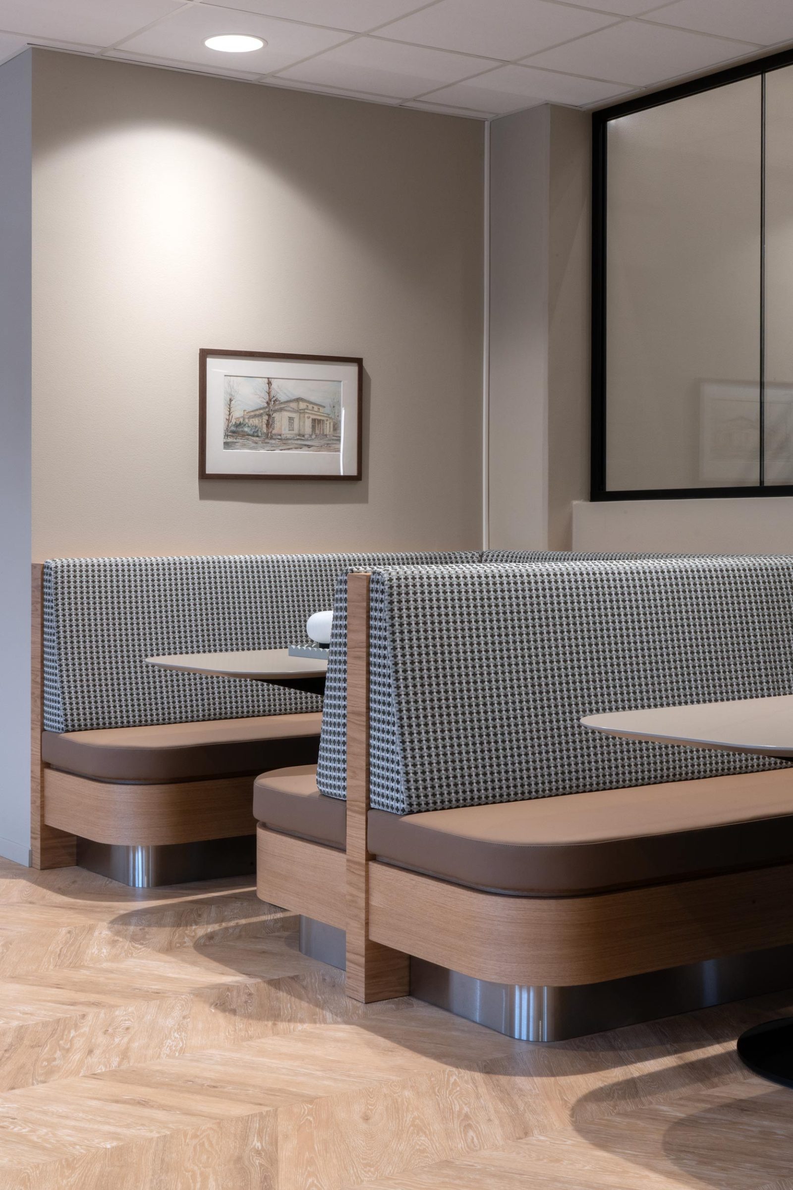 Restaurante med komfortable boder og kunst