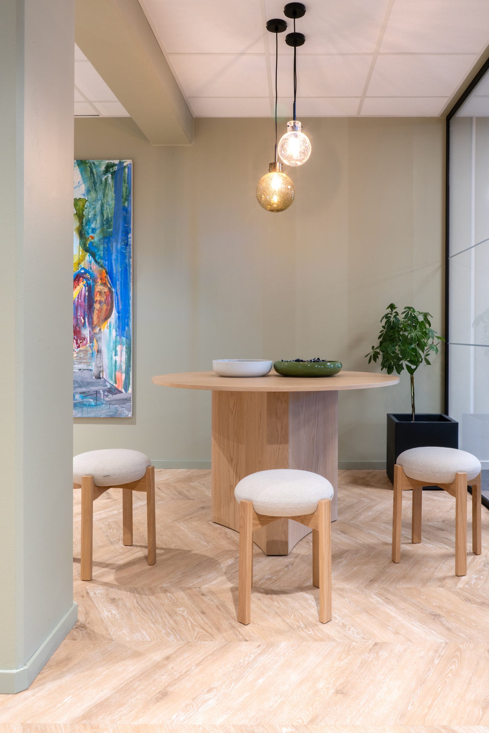 Moderne møbler og kunst i kontorlokale
