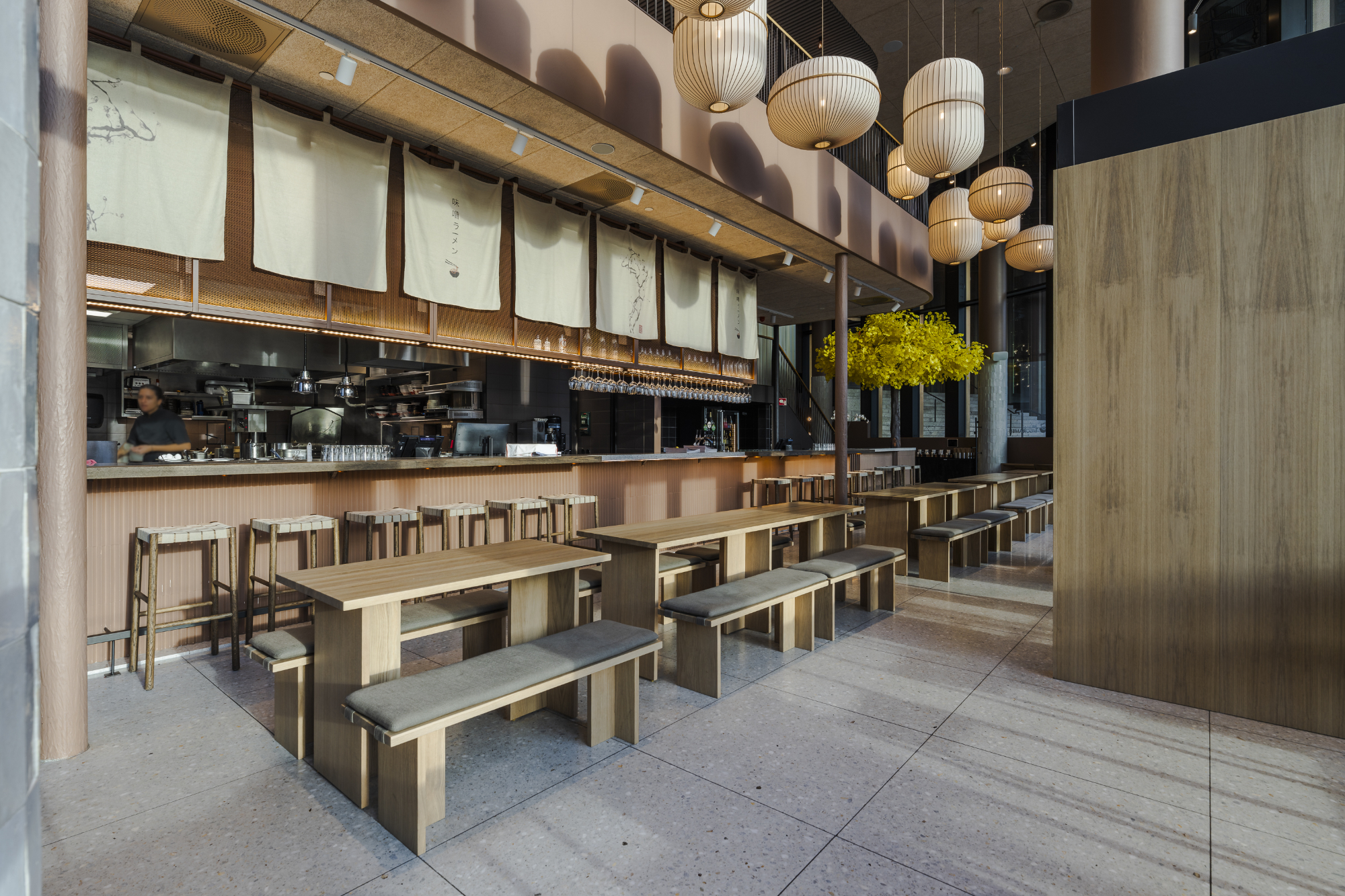 Restaurante med åpne kjøkken og spisebygning