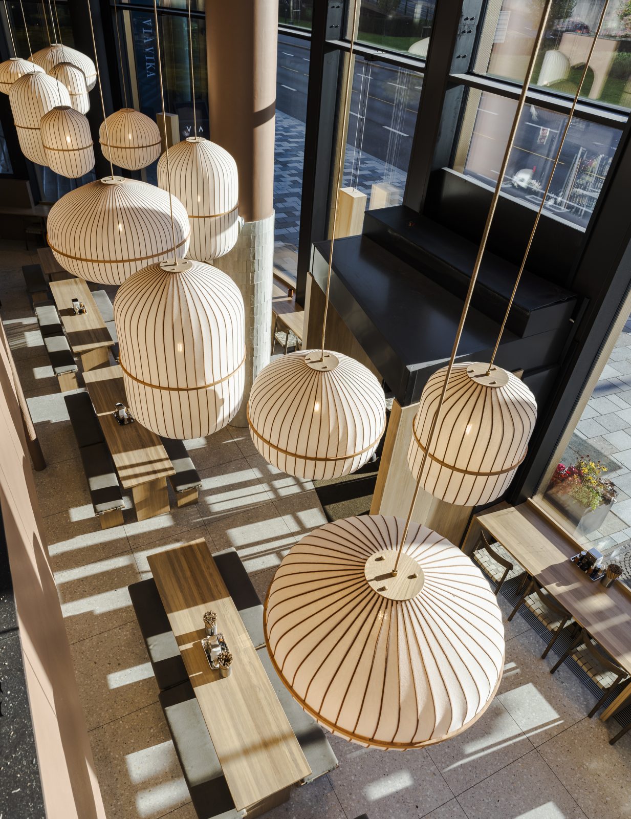 Store hvite lampeskjermer henger i taket