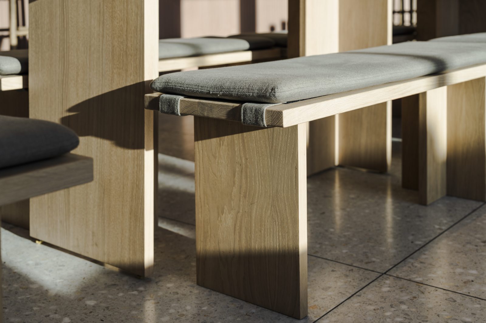 Moderne benk med grå sittepute