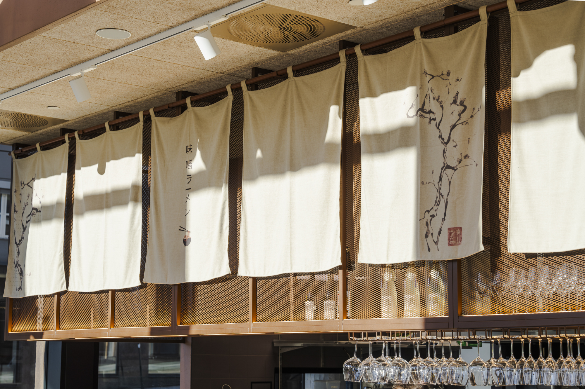 Restaurante med dekorative gardiner og glass