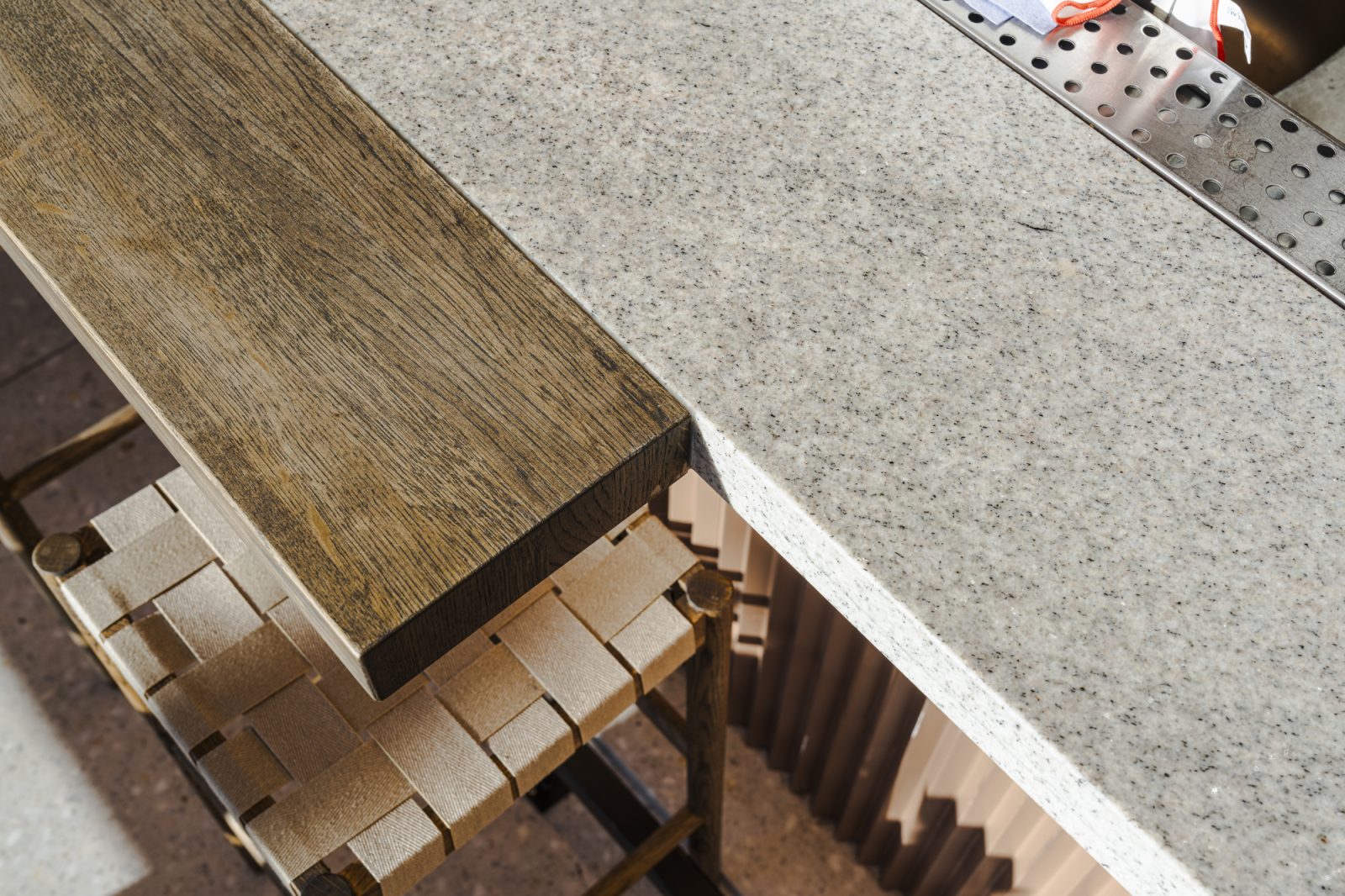 Tre og granitt på arbeidsbenk