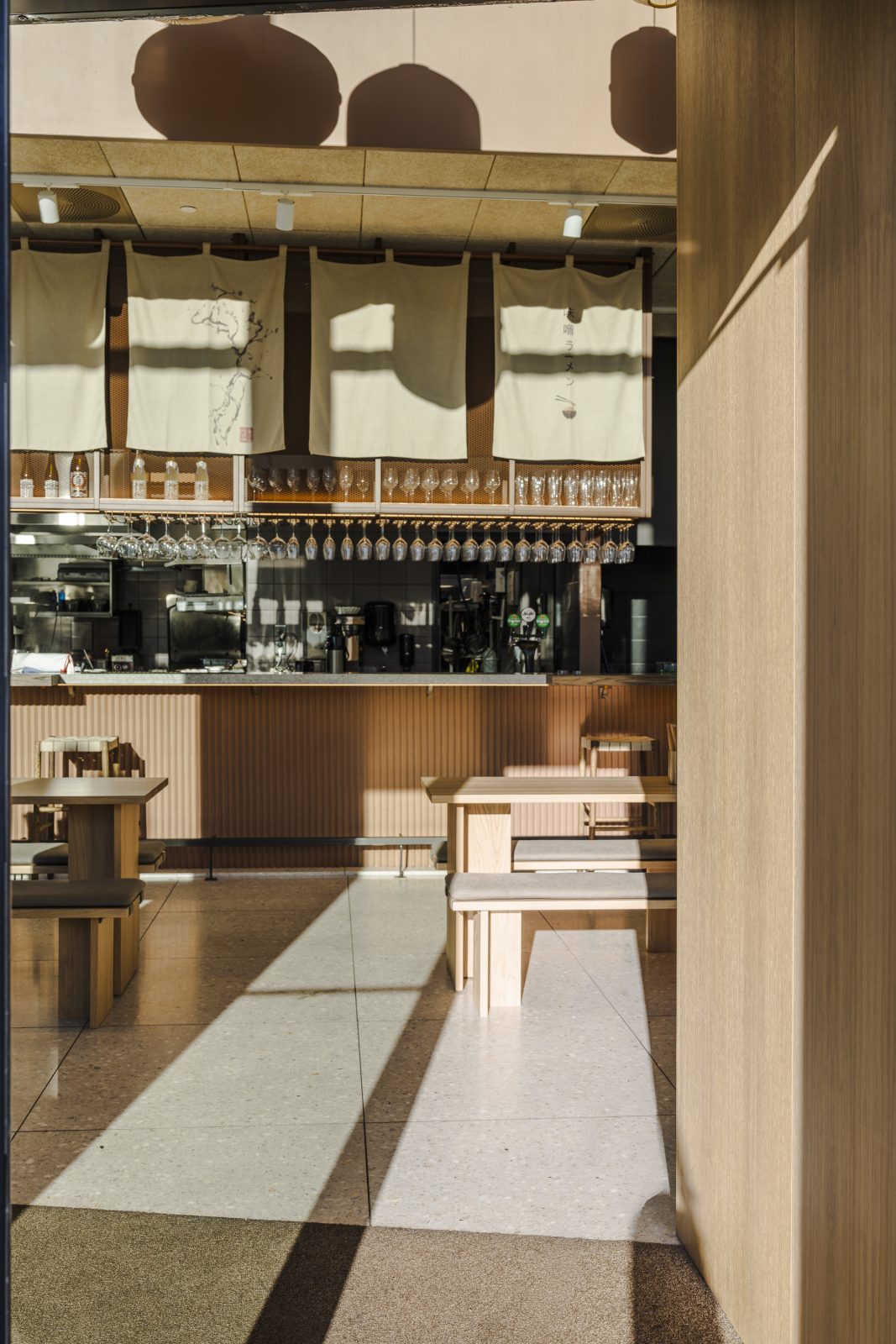 Restaurant interiør med bord og bar