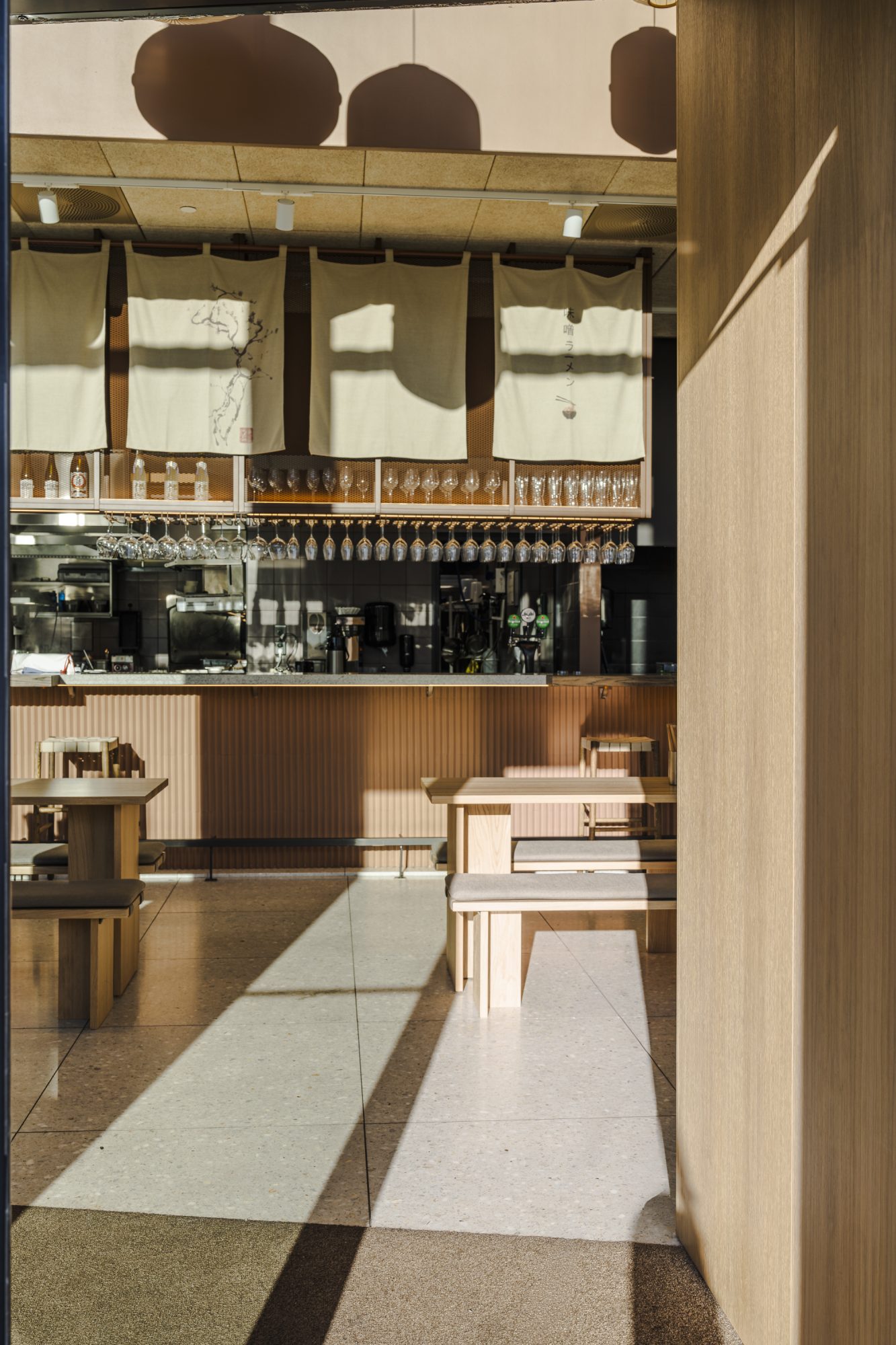 Restaurant interiør med bord og bar