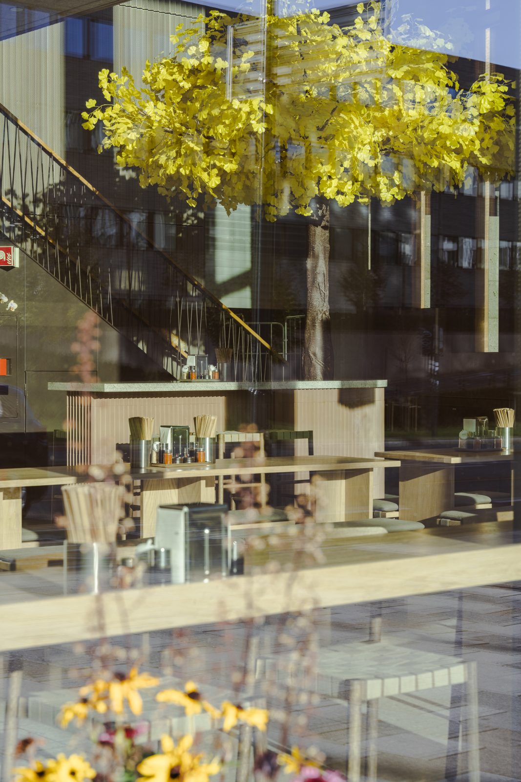 Restaurant med gult tre