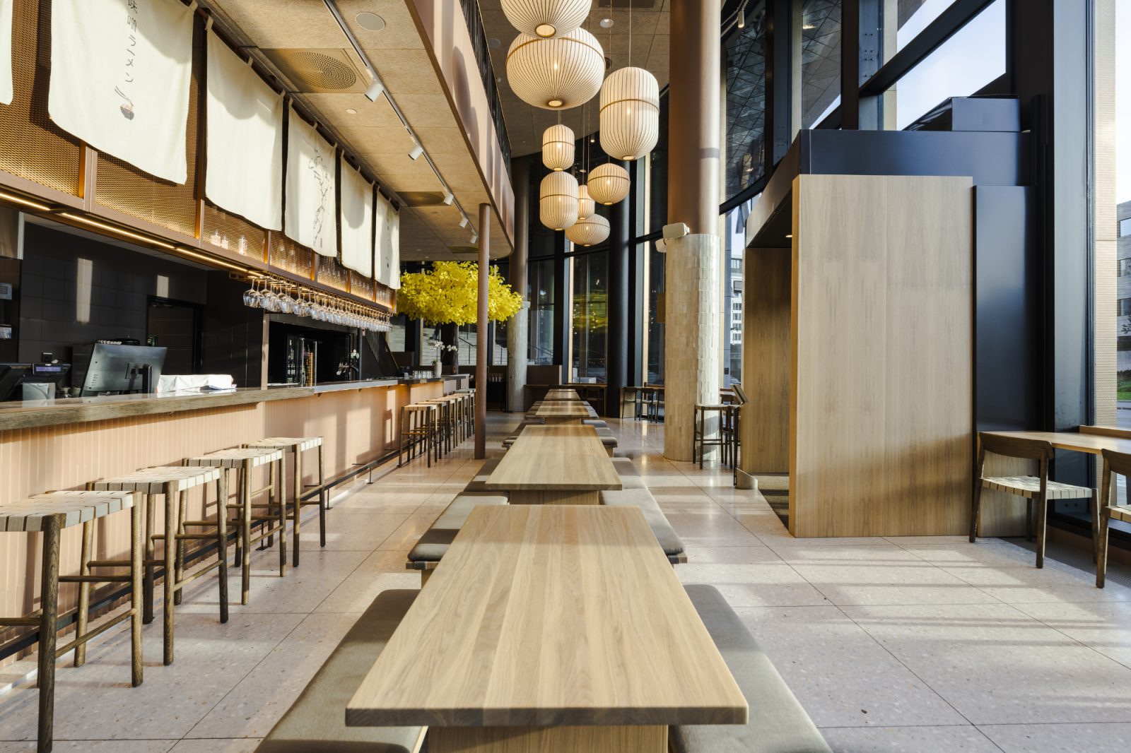 Restaurante med lange bord og stoler