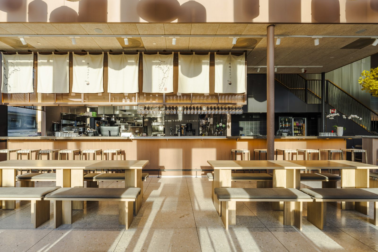 Restaurante med åpne kjøkken og spisebenk