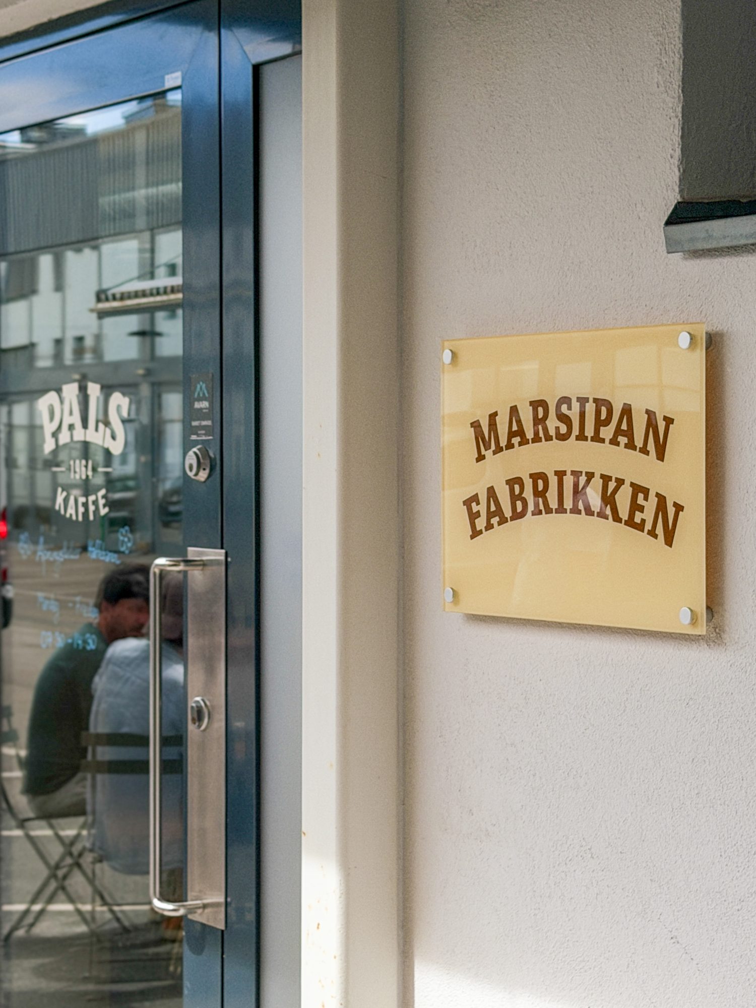 Inngangsskilt for Marsipan Fabrikken