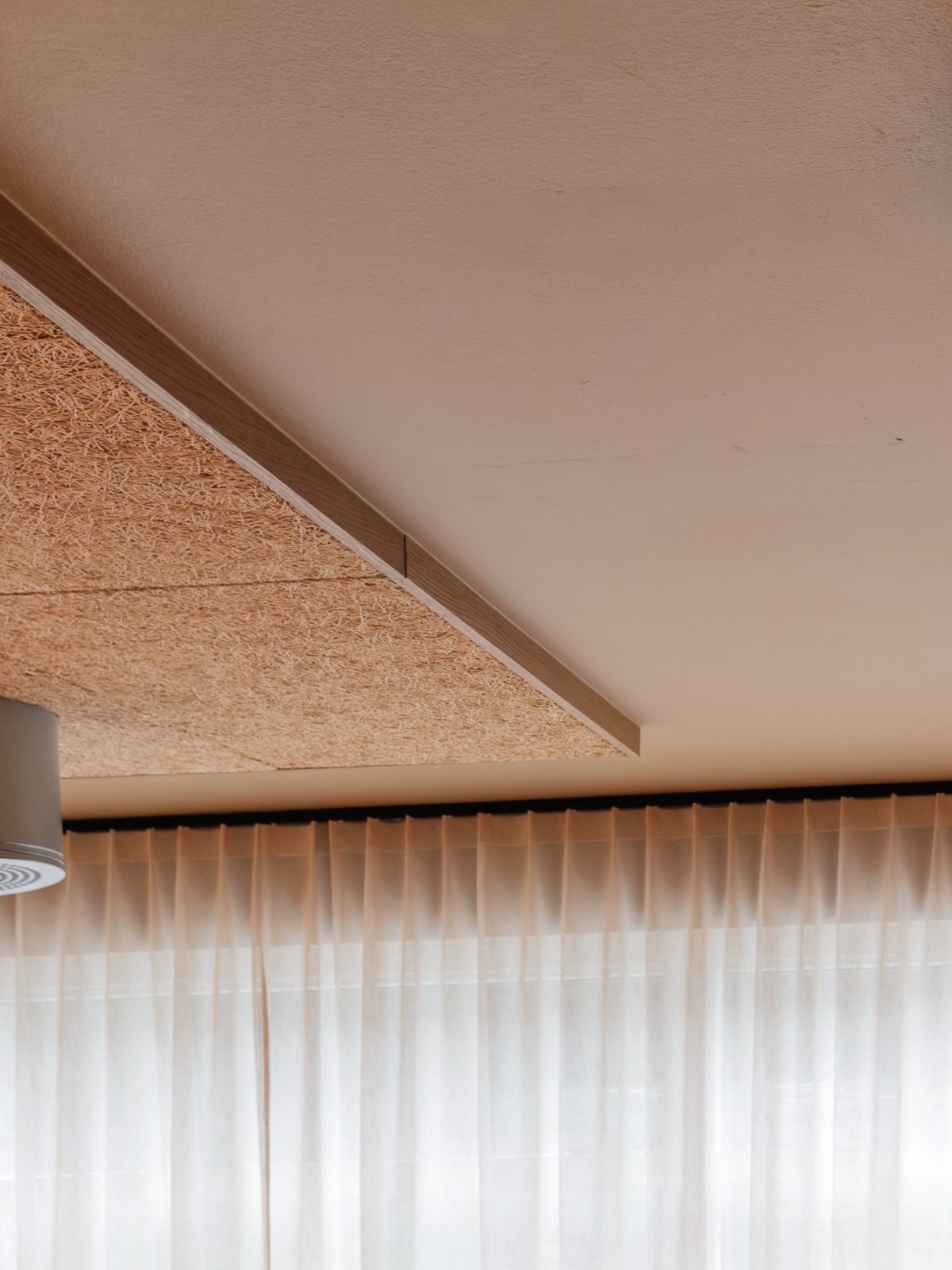 Takdesign med hyttepreget lydisolering