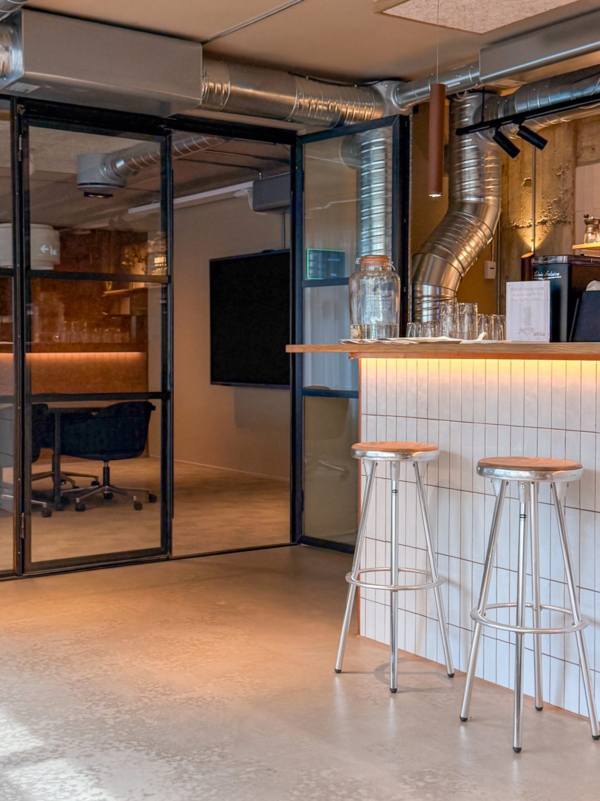 Offentlig bar med industrielt design og innvendig utsikt