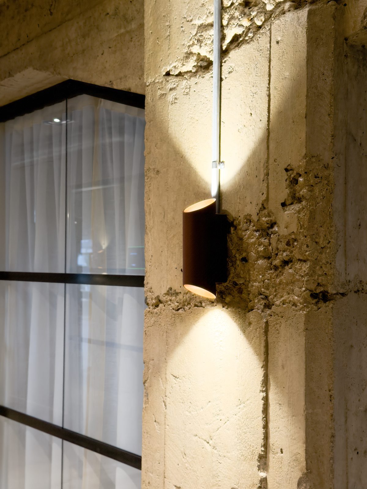 Betongvegg med moderne teknisk detalj