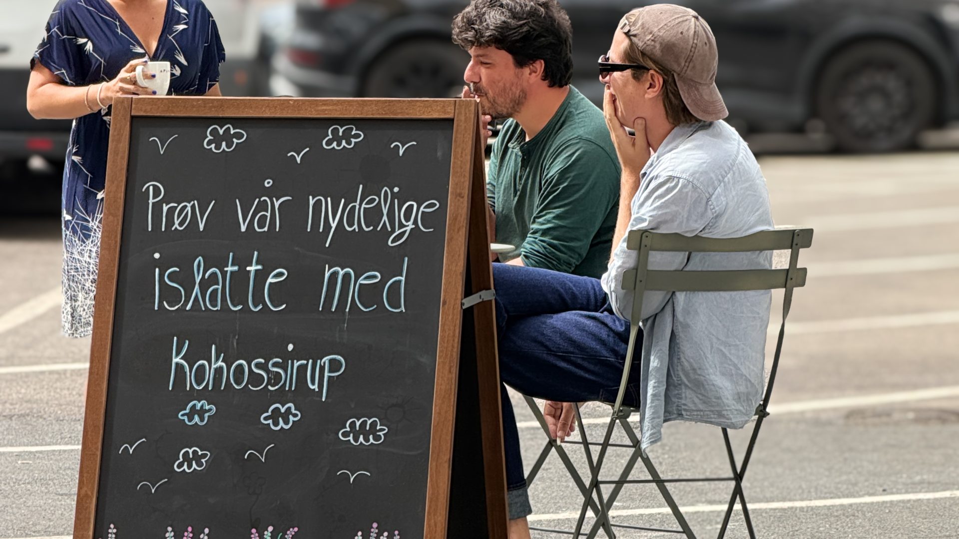 Uteplass med avis og gjester