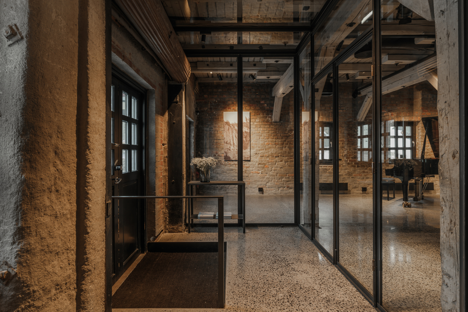 Moderne arkitektur med glas vegger og historiske trebjelker