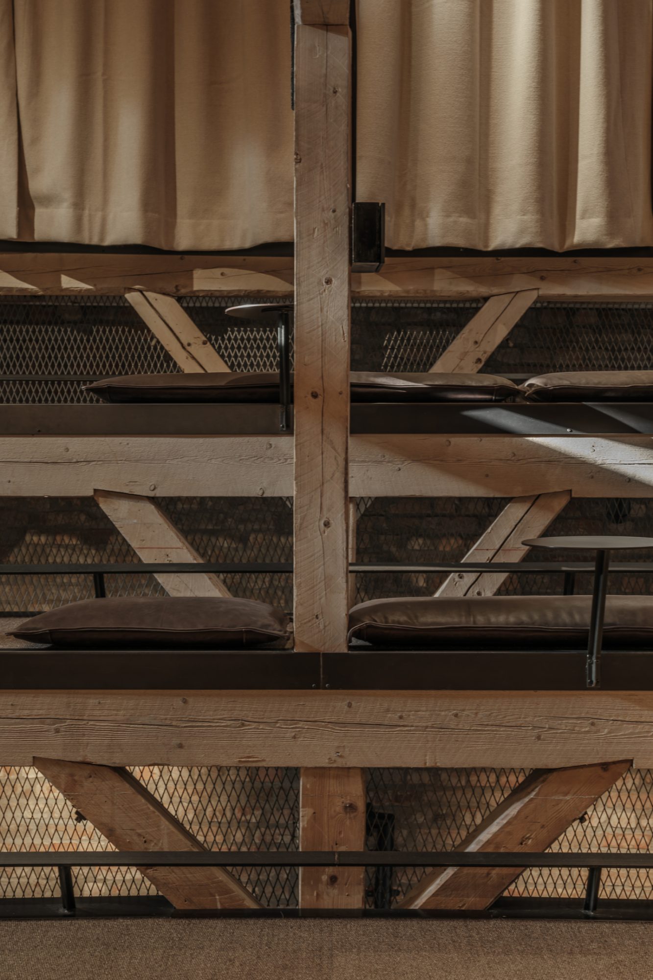 Soverom med industrielle detaljer og lyse gardiner