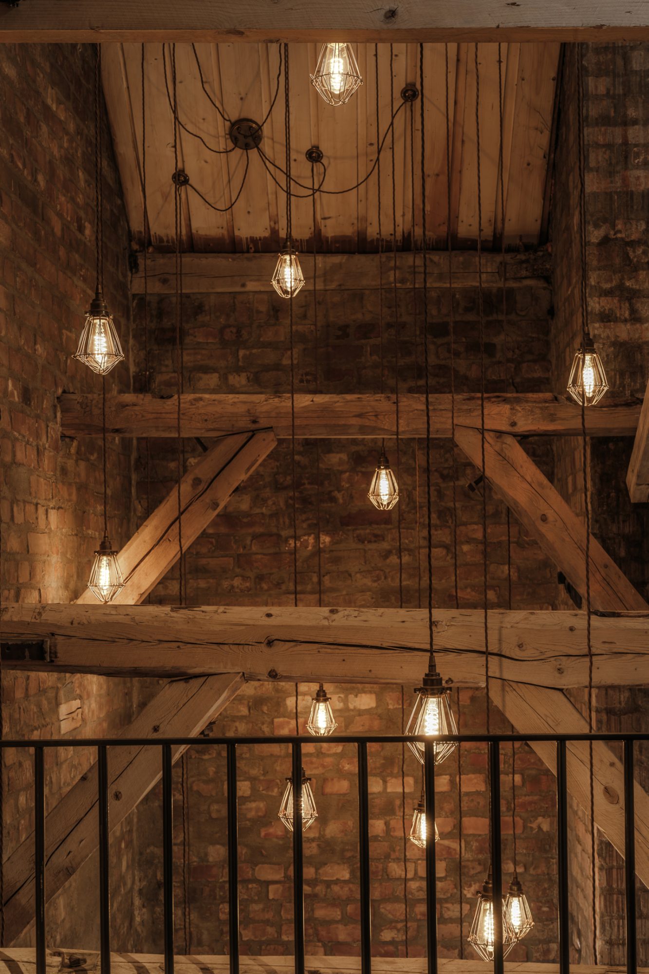 Industrial-loft-design-med-eksponerte-elementer-og-varm-belysning