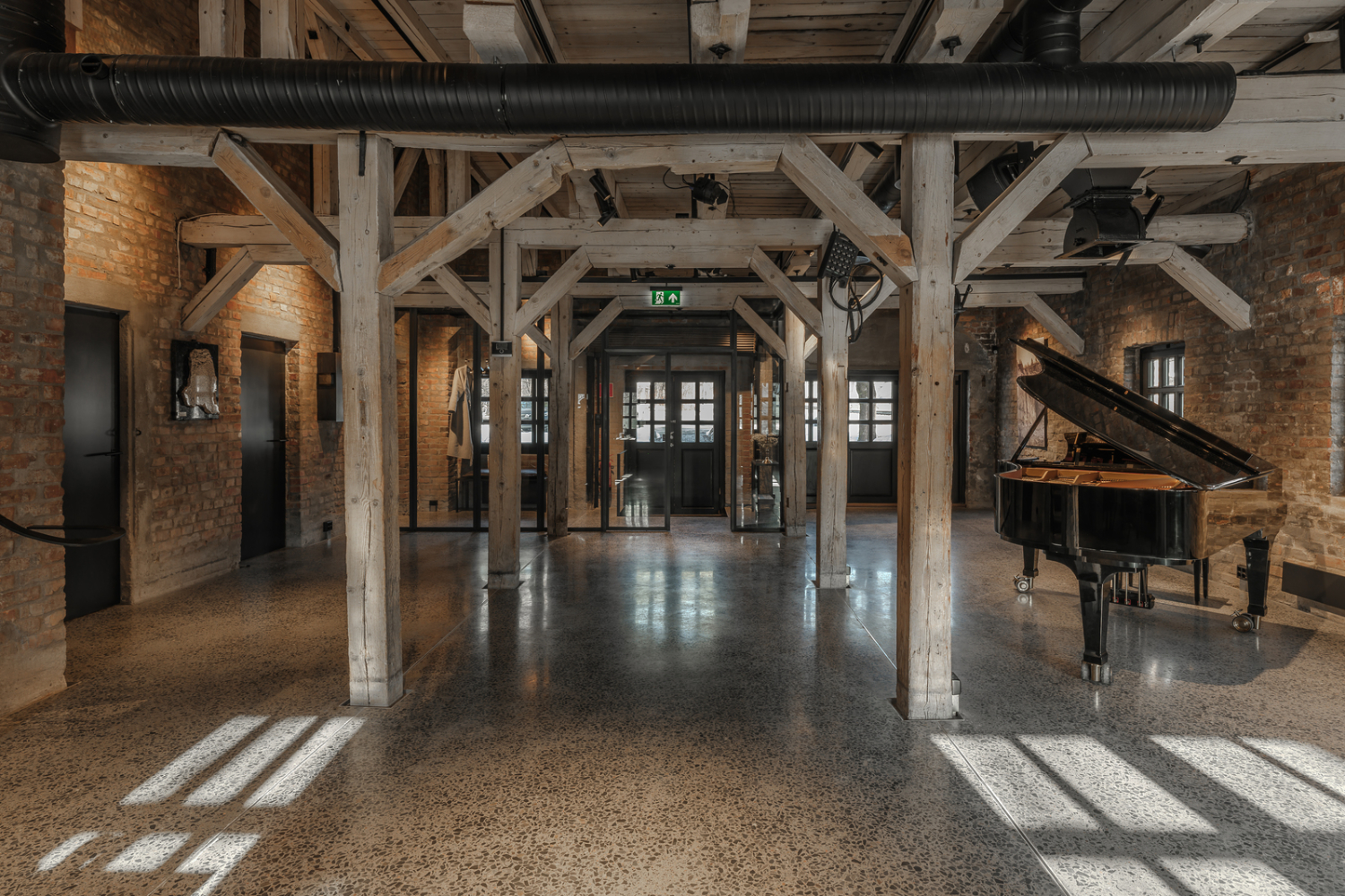 Rustikk interiør med pianostudio og eksponerte bjelker