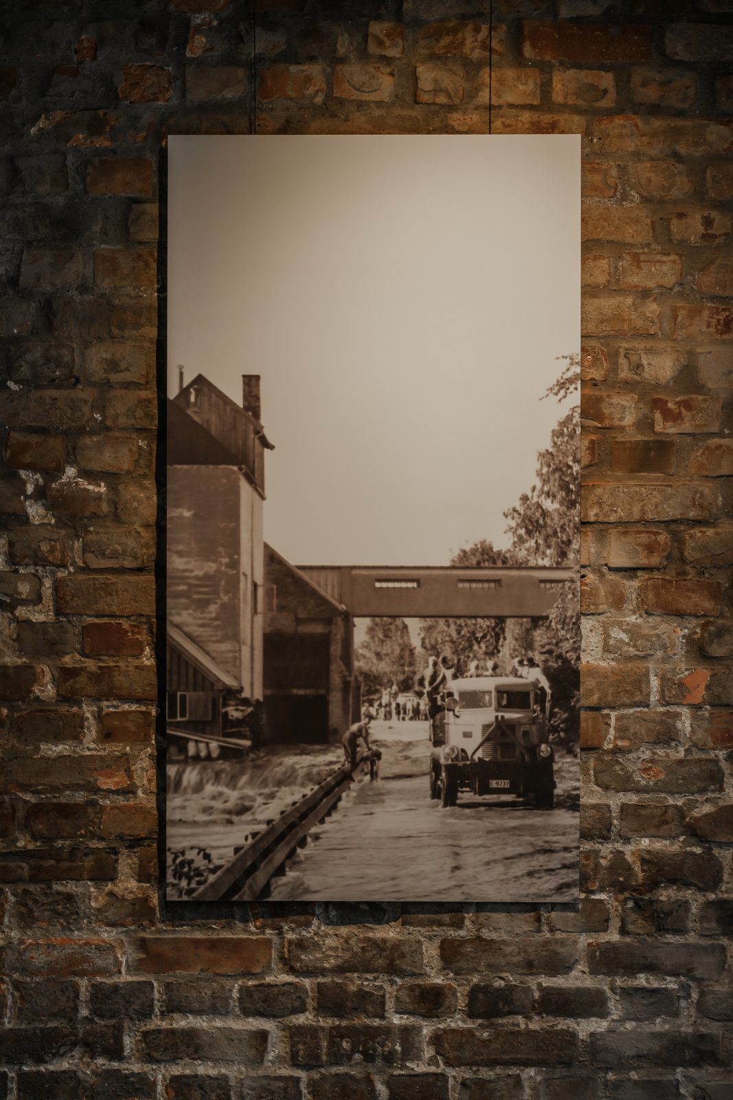 Veggmontert historisk fotografi med Jeep