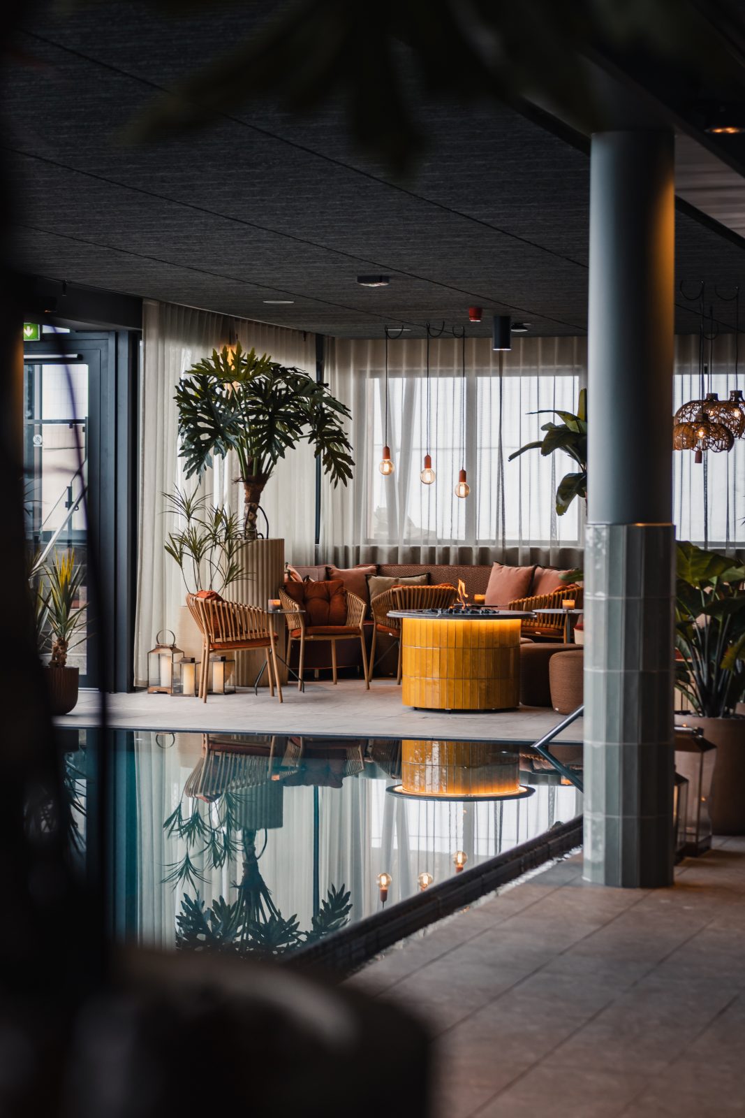 Metropolis designstudio interiør med basseng og lounge
