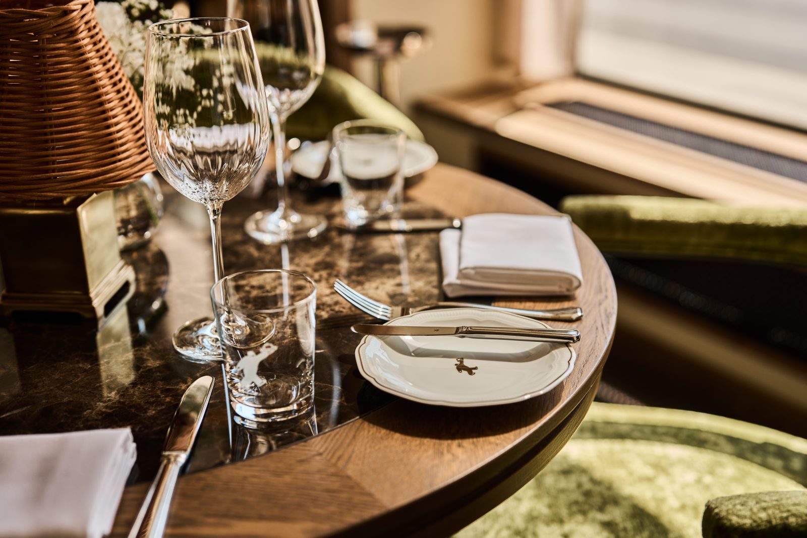 Elegant bordoppsett med vinoglass og fine bestikk